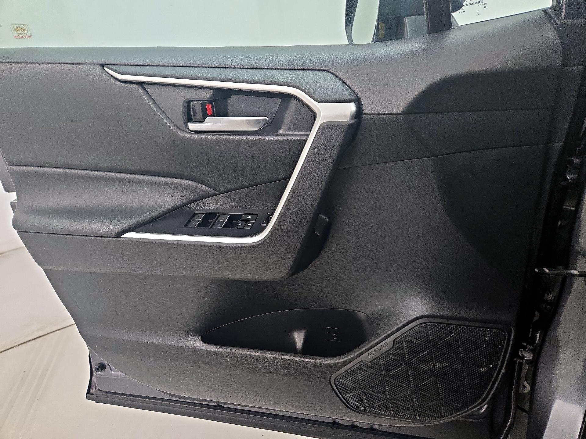 Thumbnail: 2022 Toyota RAV4 - 12