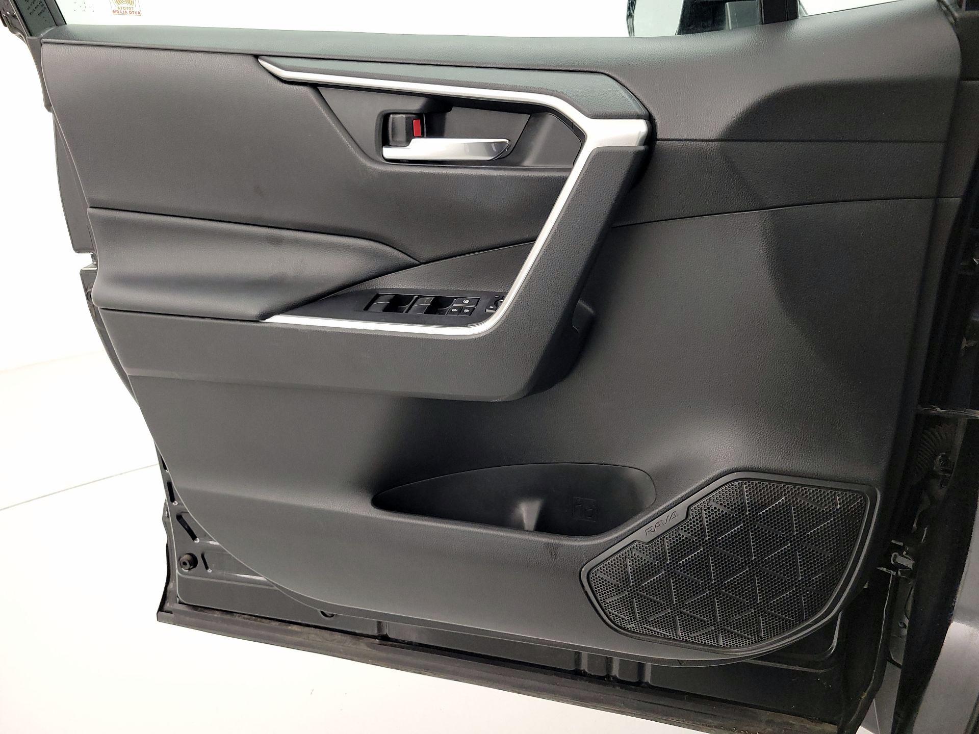 Thumbnail: 2020 Toyota RAV4 - 12