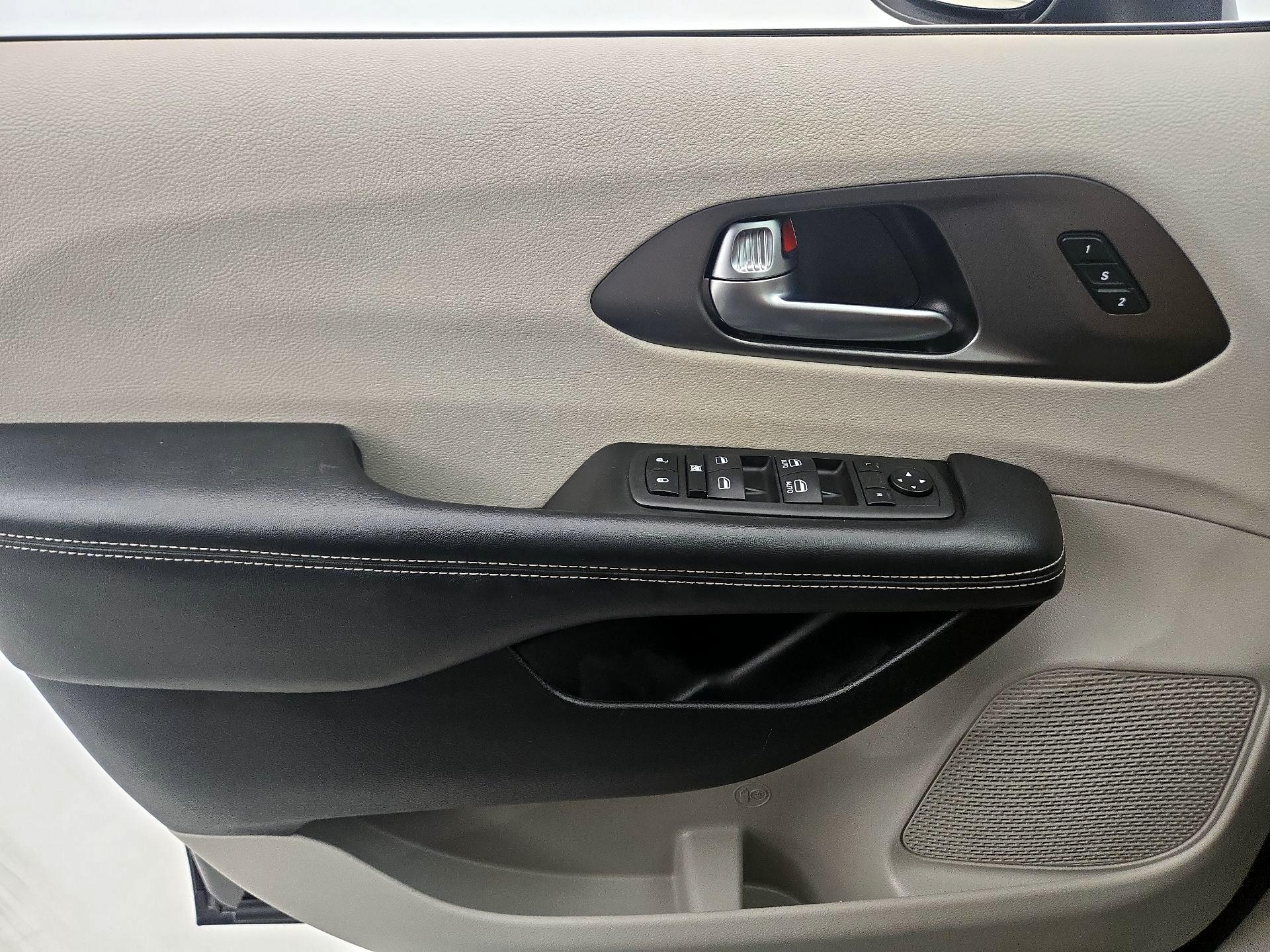 Thumbnail: 2023 Chrysler Pacifica - 12