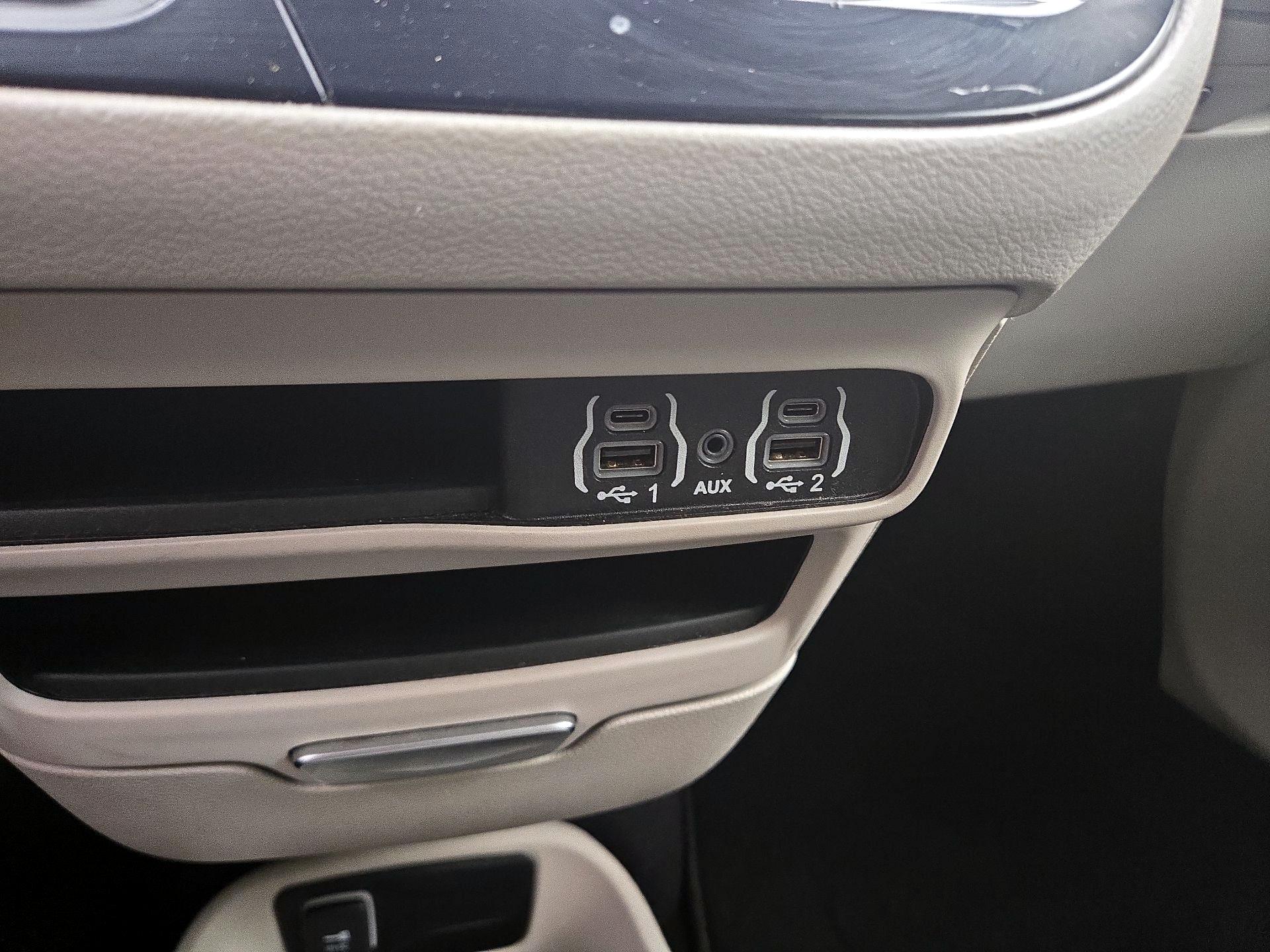 Thumbnail: 2023 Chrysler Pacifica - 18