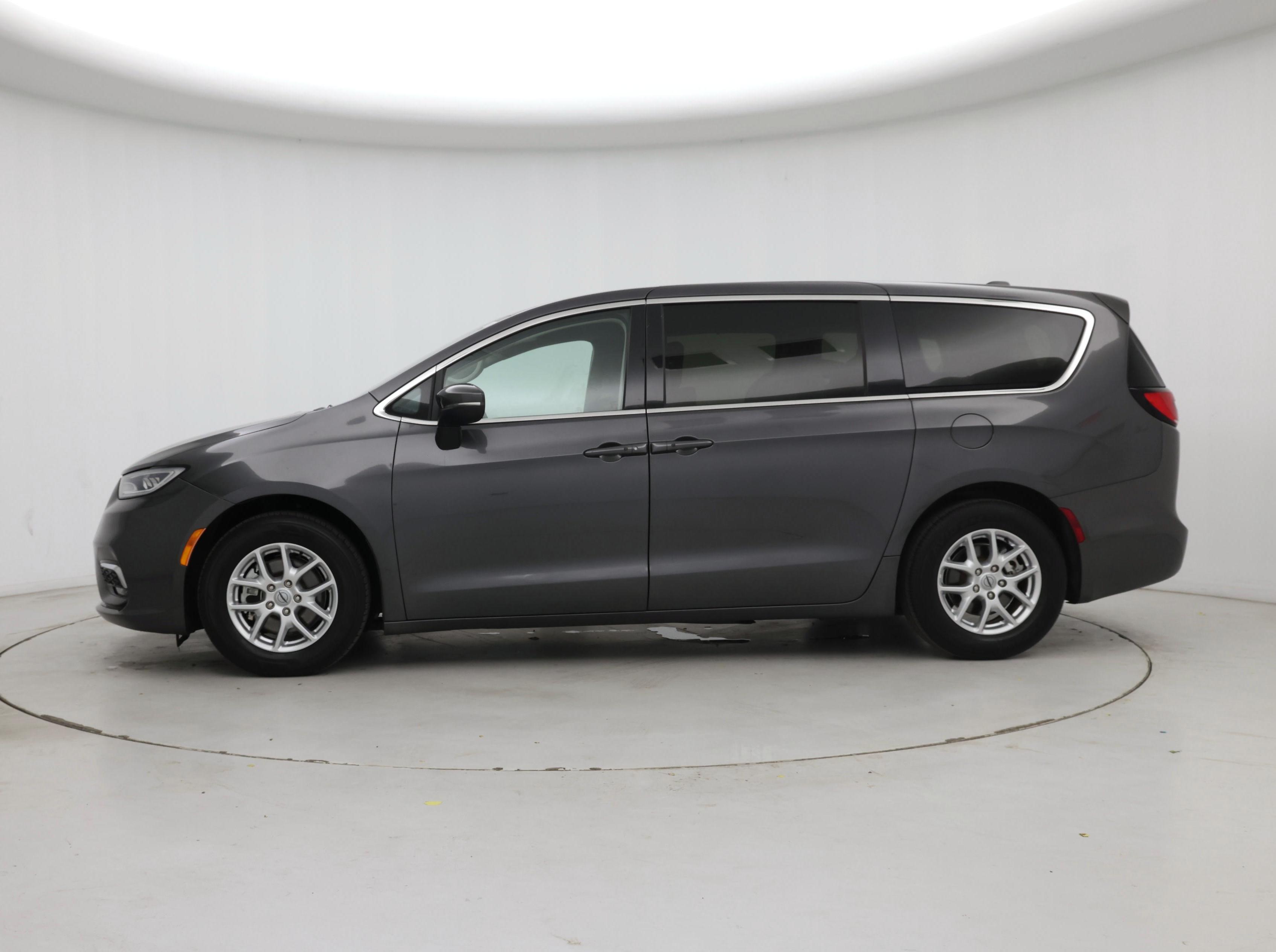 Thumbnail: 2023 Chrysler Pacifica - 3