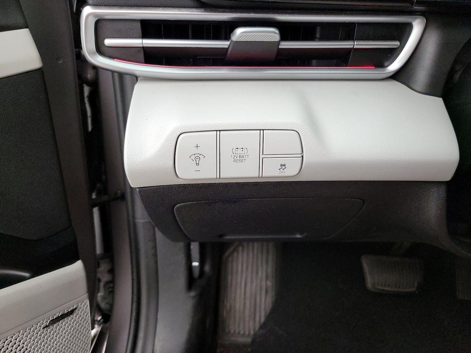 2024 Hyundai Elantra Limited - Photo 14