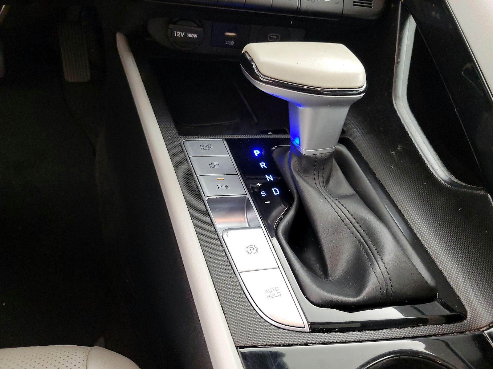 2024 Hyundai Elantra Limited - Photo 19