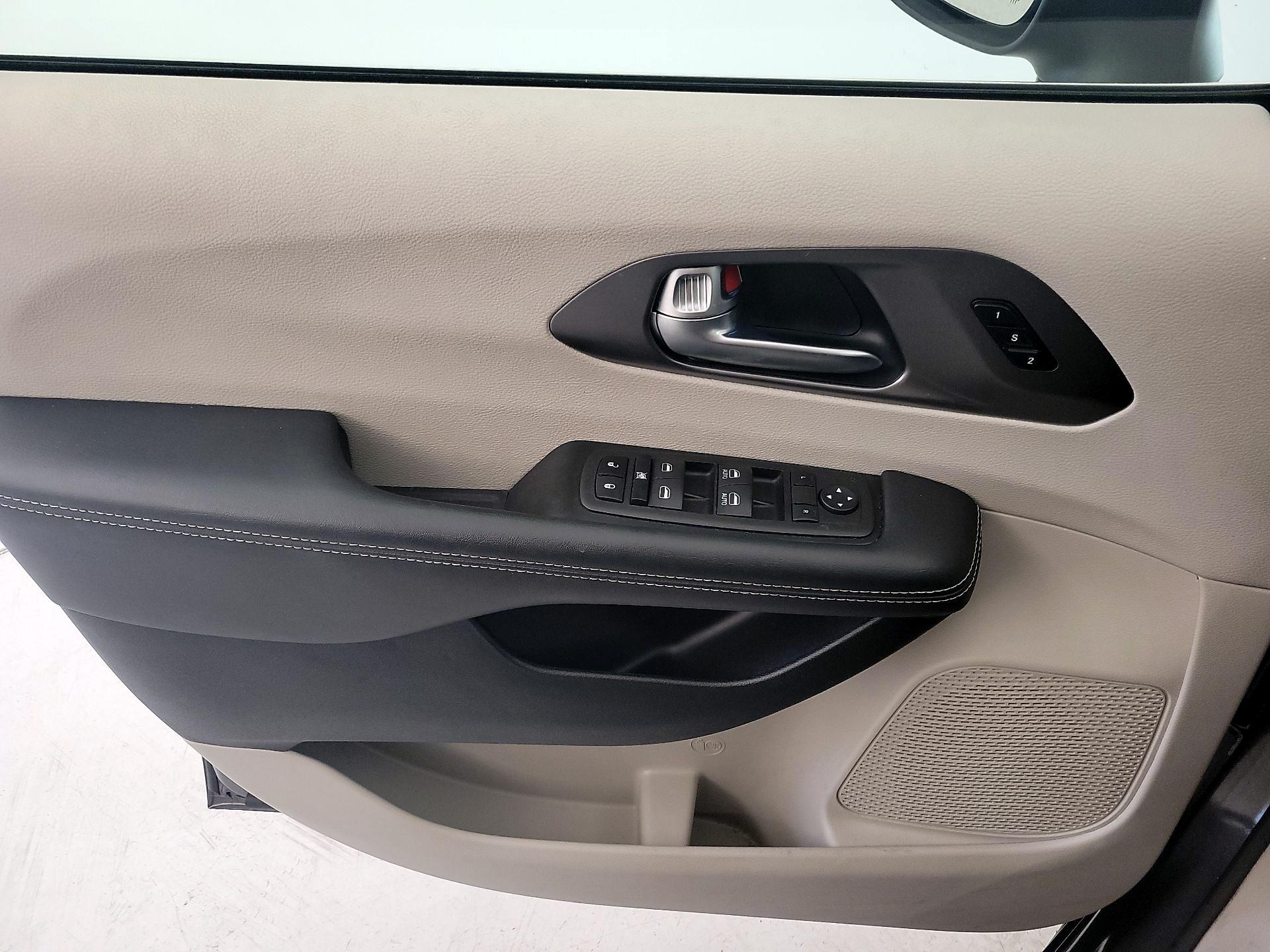 Thumbnail: 2023 Chrysler Pacifica - 12