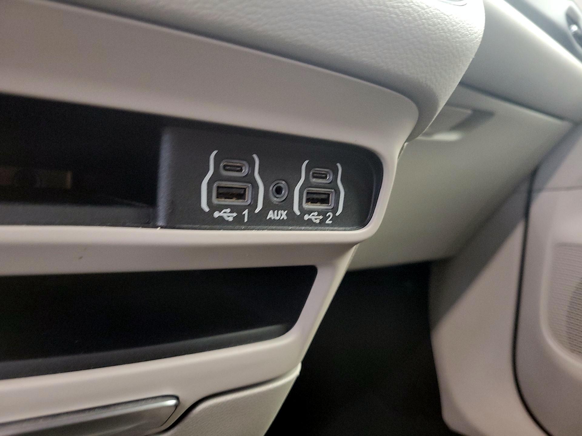 Thumbnail: 2023 Chrysler Pacifica - 18