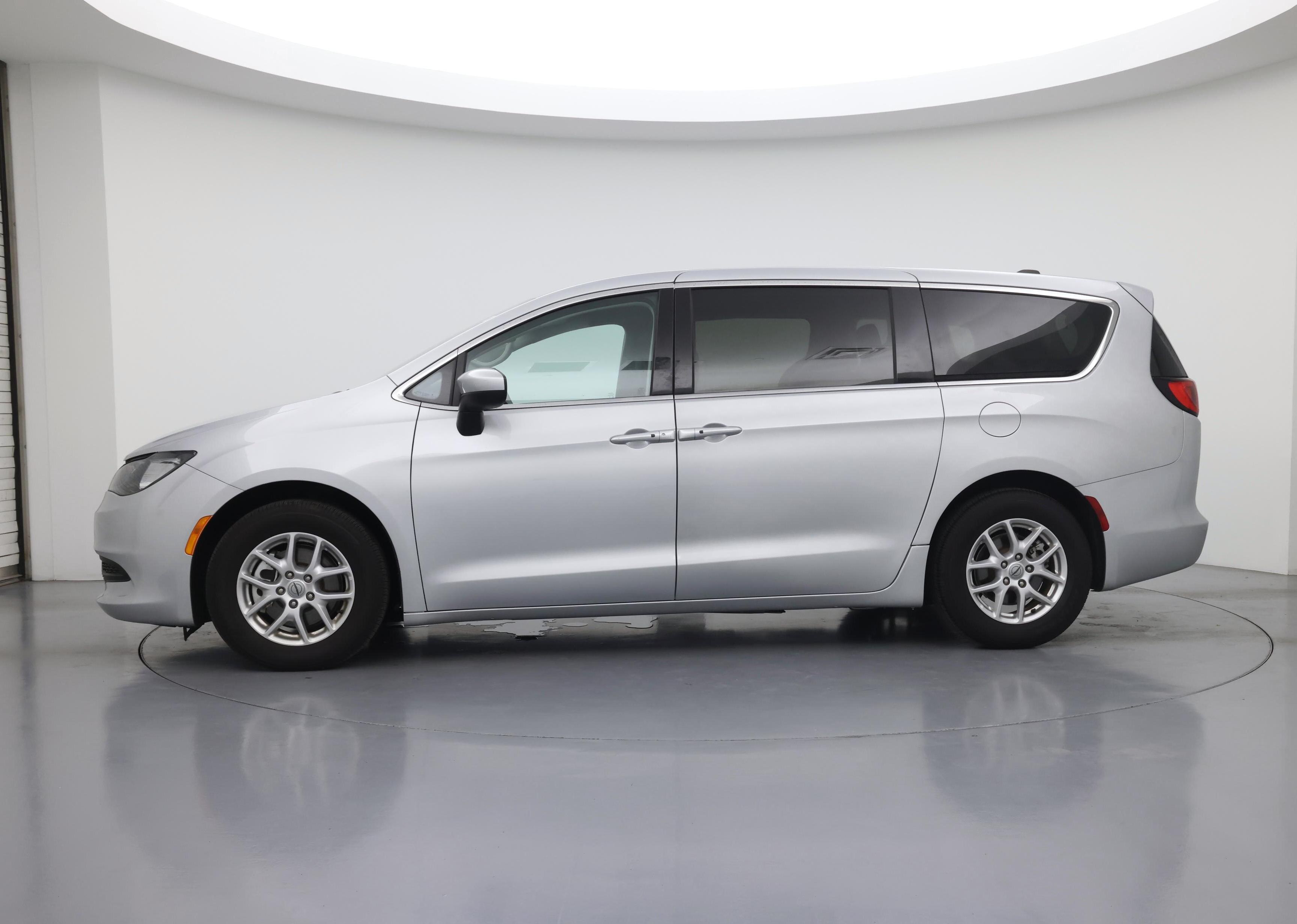 Thumbnail: 2023 Chrysler Voyager - 3