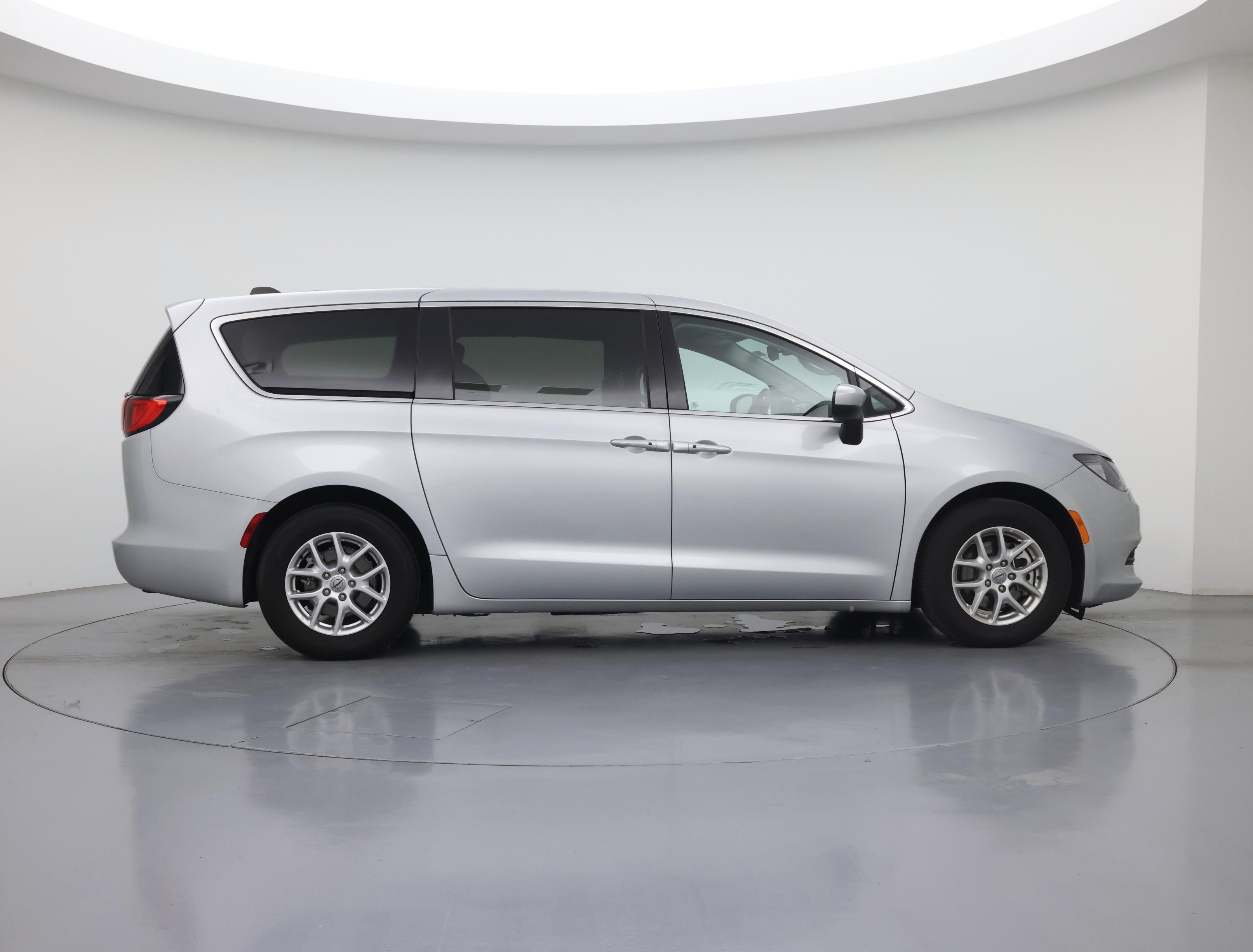Thumbnail: 2023 Chrysler Voyager - 7