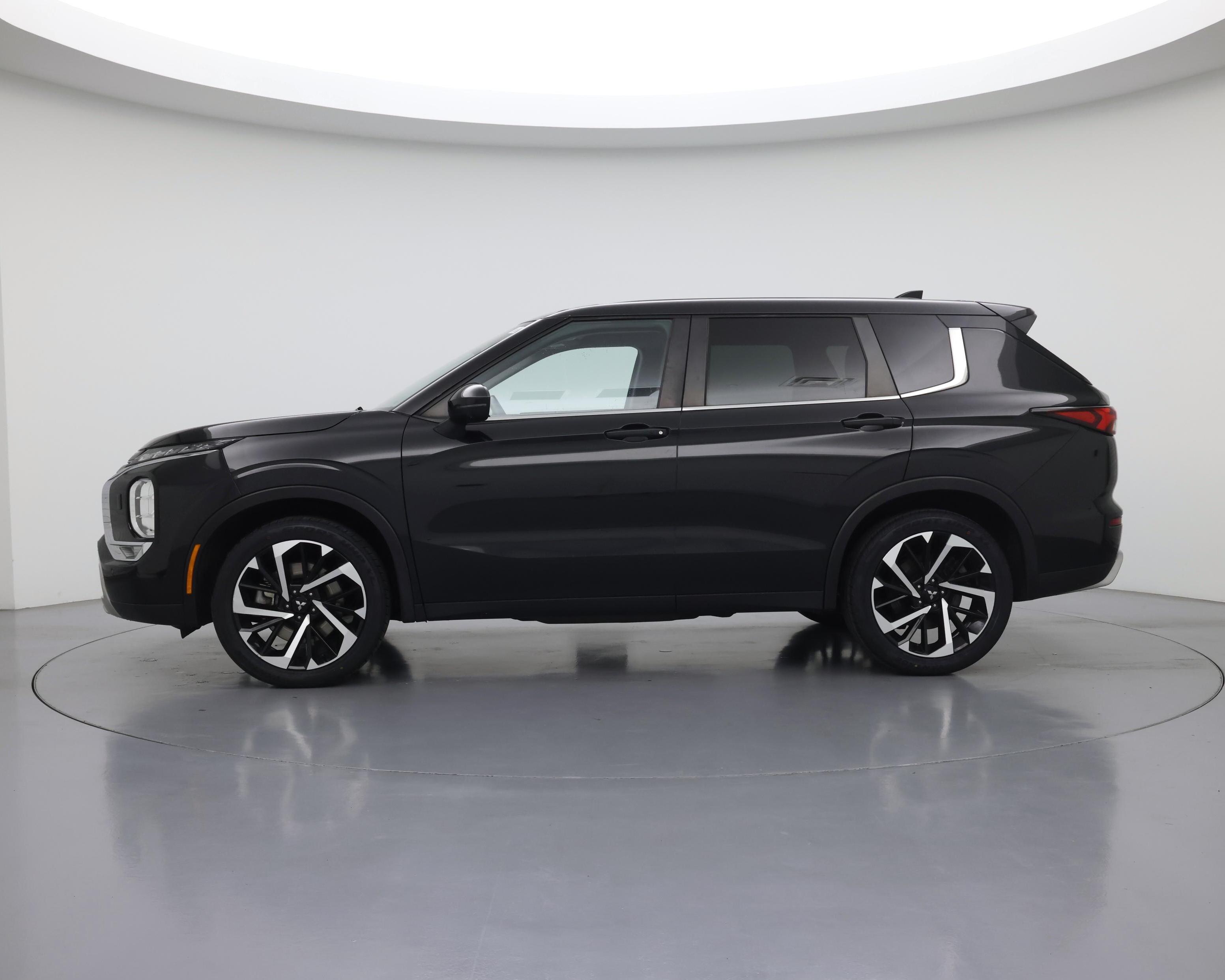 Thumbnail: 2022 Mitsubishi Outlander - 3