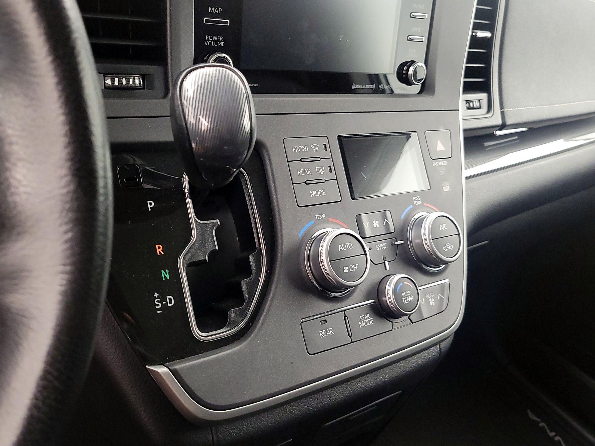Thumbnail: 2020 Toyota Sienna - 17
