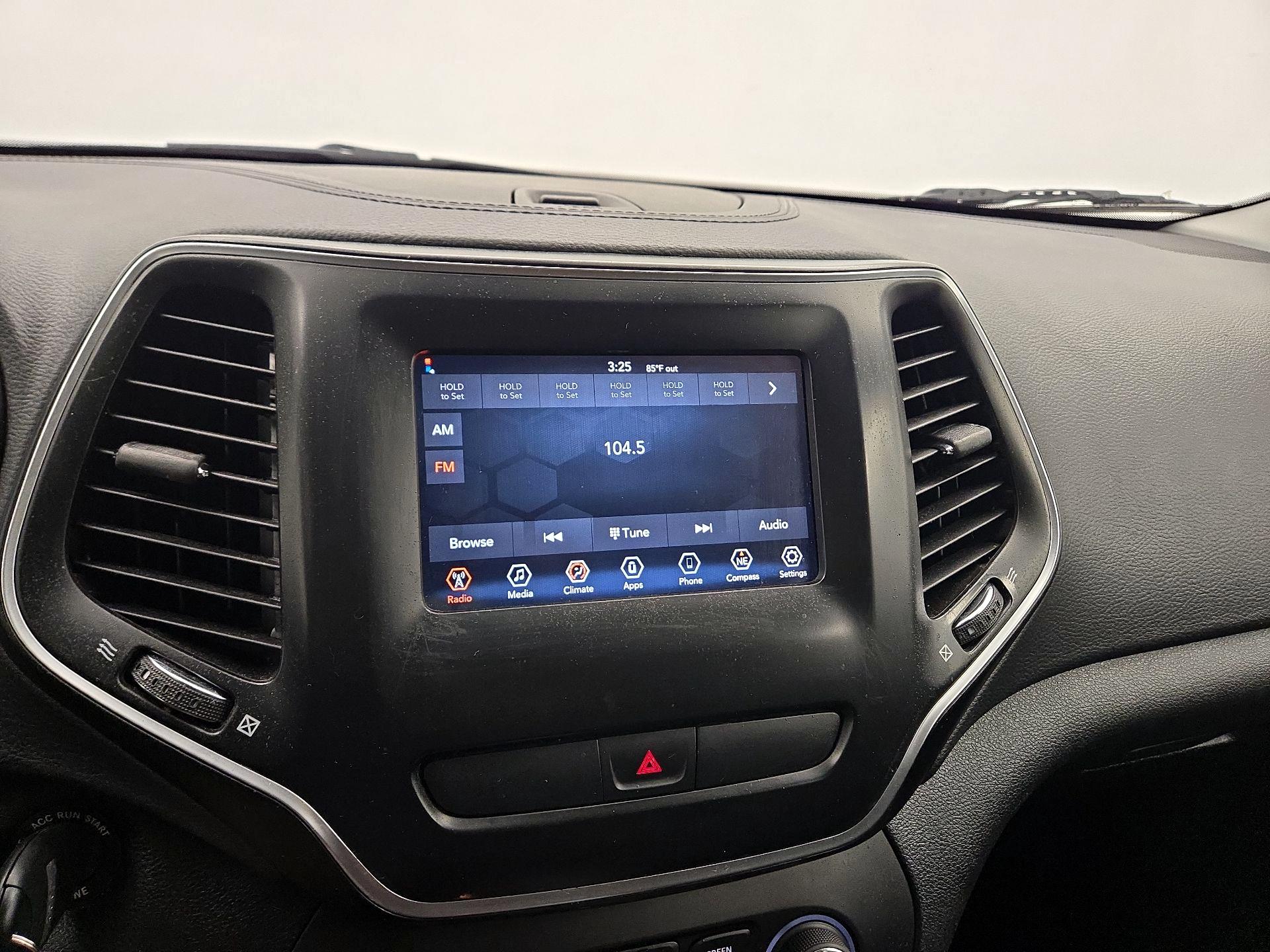 Thumbnail: 2019 Jeep Cherokee - 16
