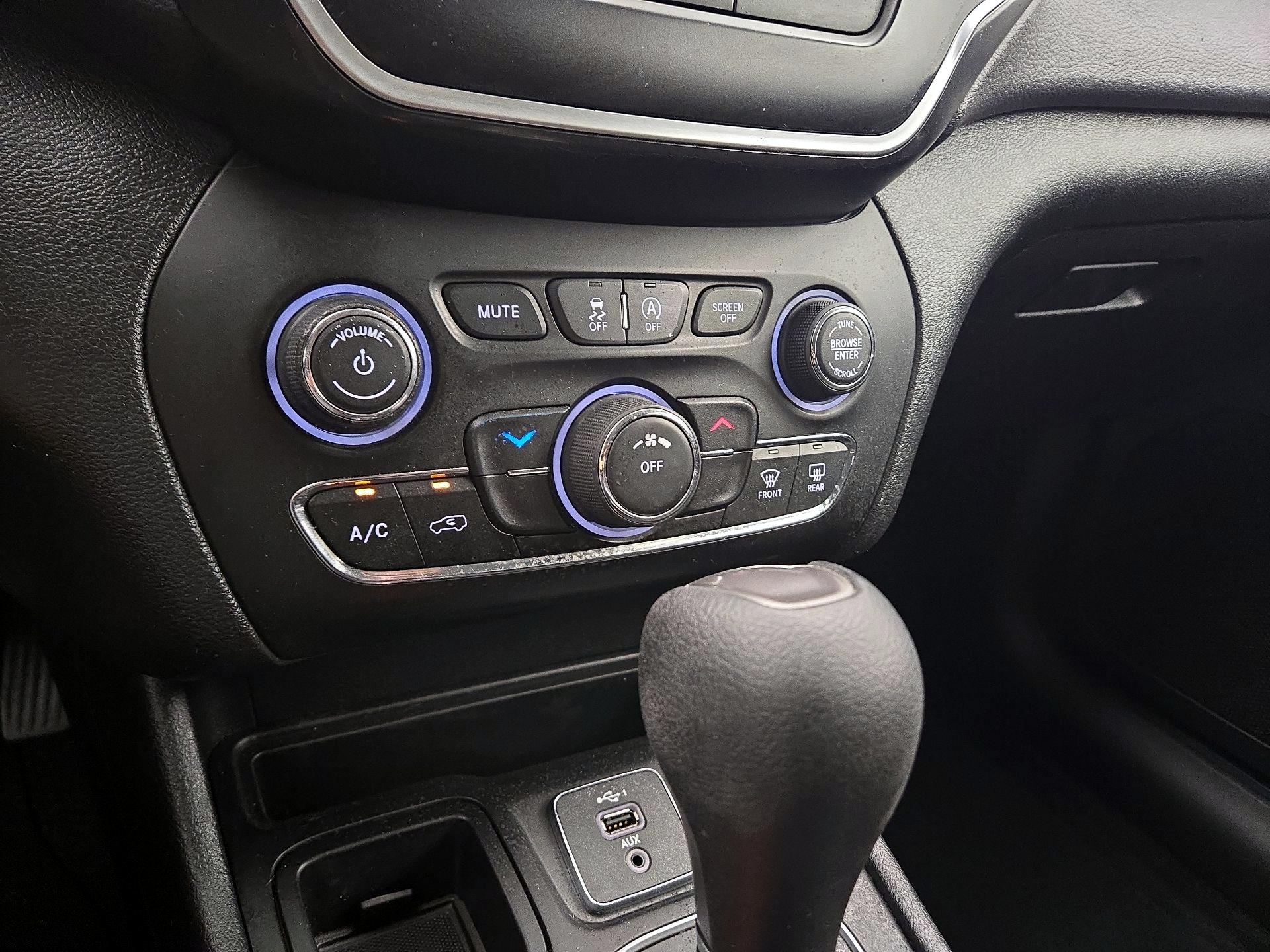 Thumbnail: 2019 Jeep Cherokee - 17