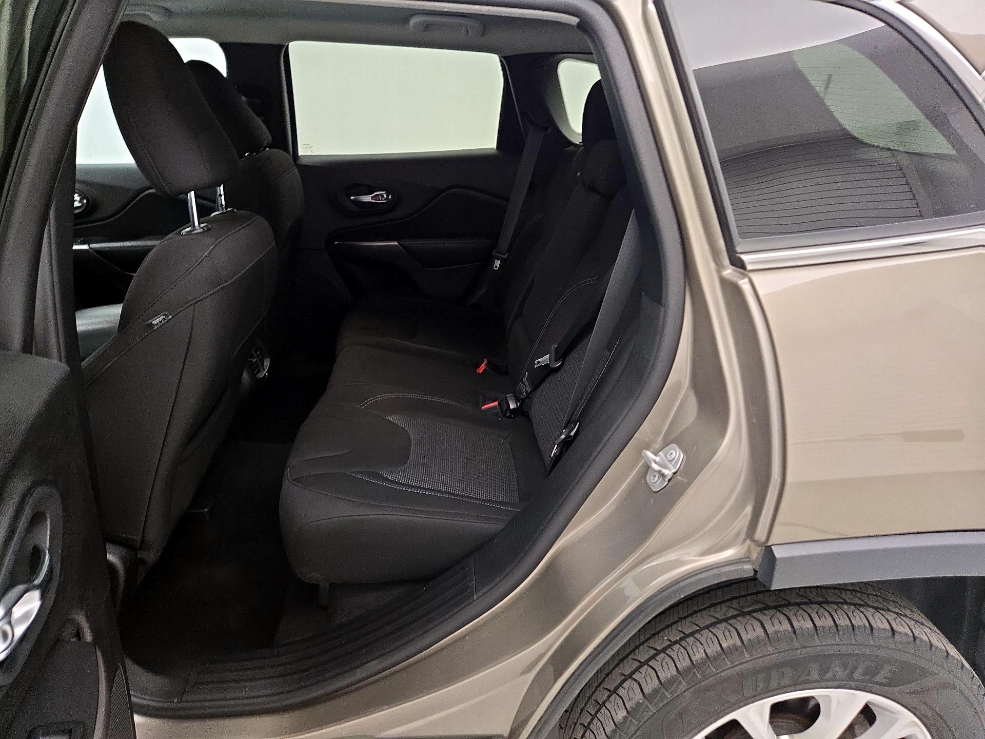 Thumbnail: 2019 Jeep Cherokee - 20