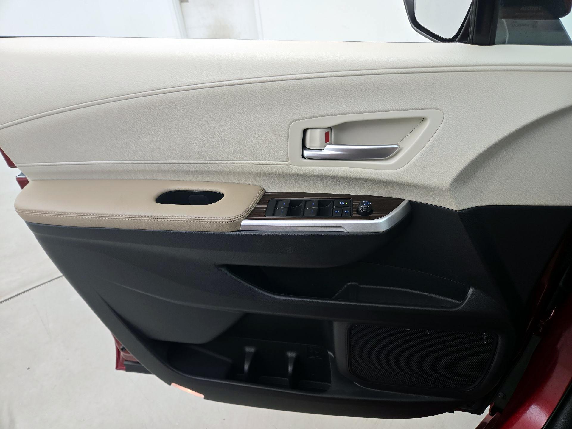 Thumbnail: 2023 Toyota Sienna - 12