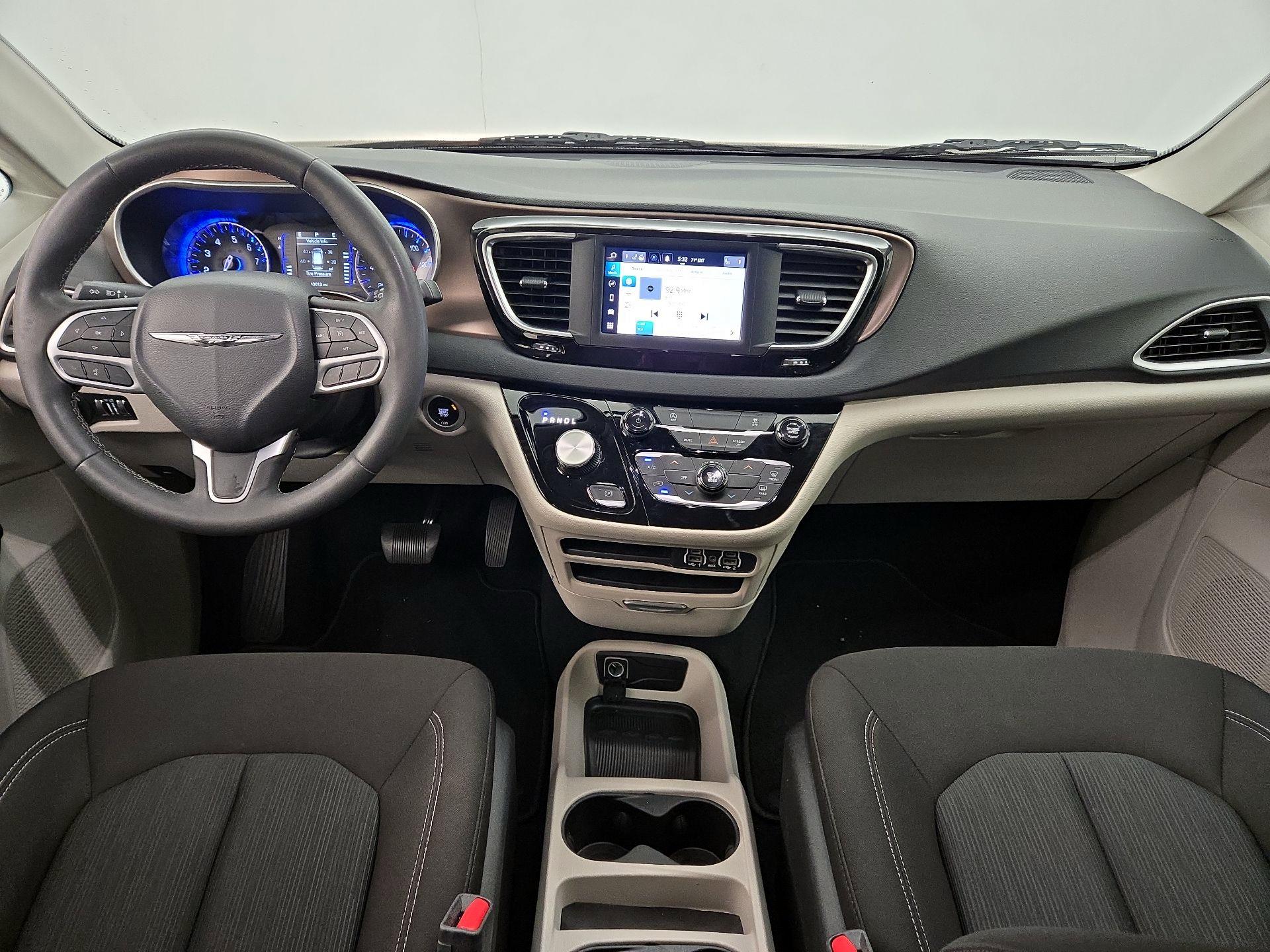 Thumbnail: 2023 Chrysler Voyager - 9