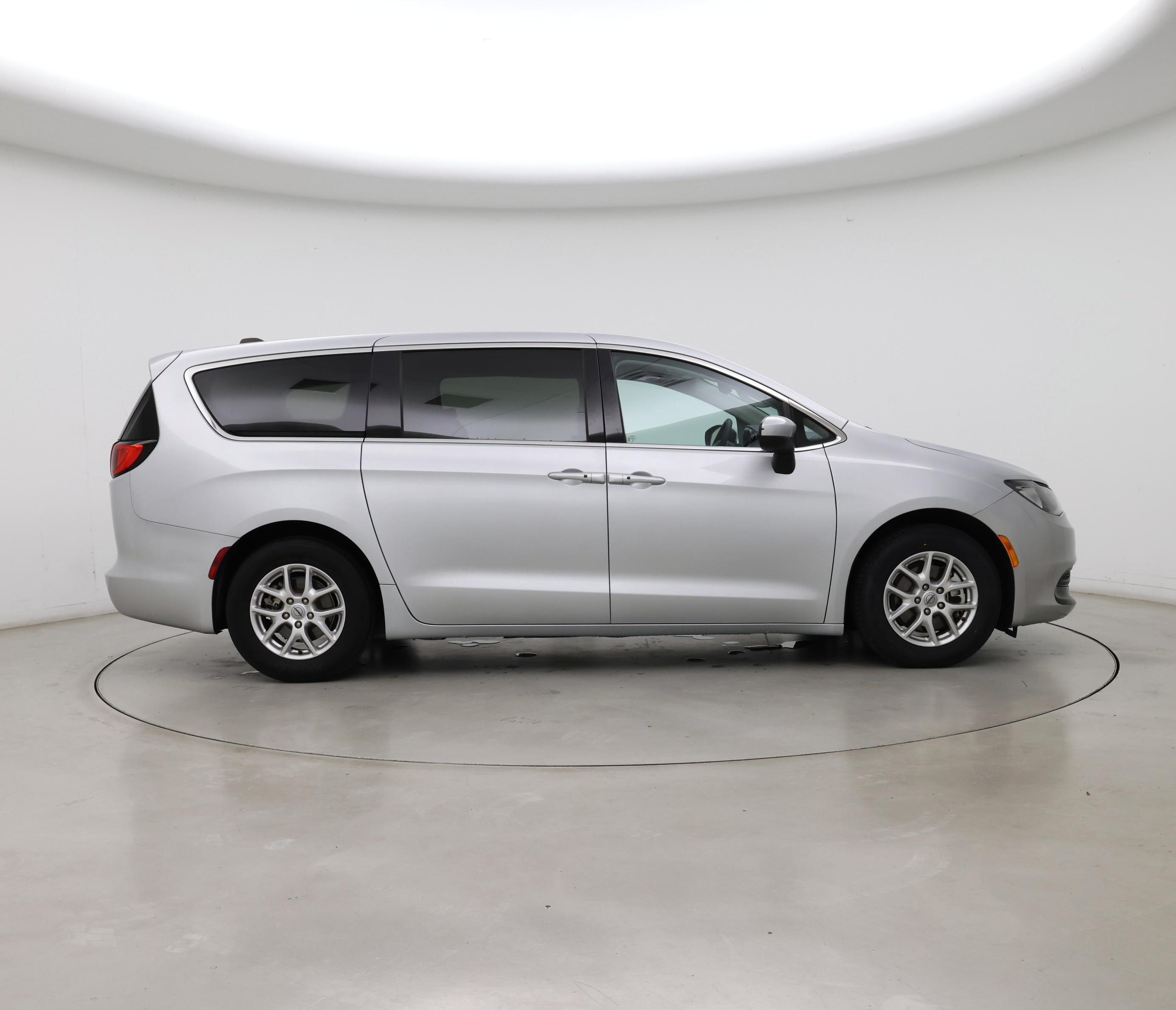 Thumbnail: 2023 Chrysler Voyager - 7