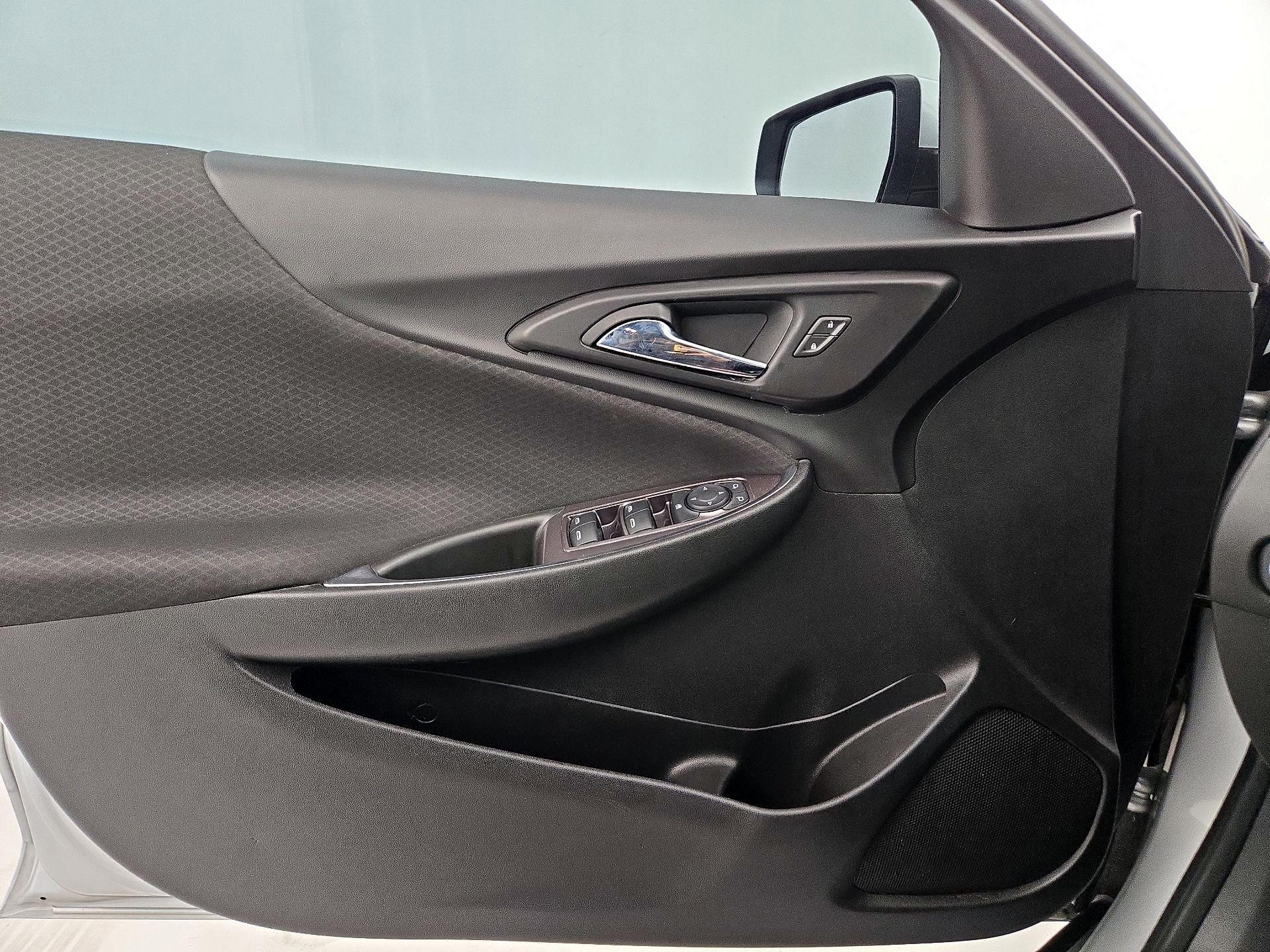 Thumbnail: 2018 Chevrolet Malibu - 12