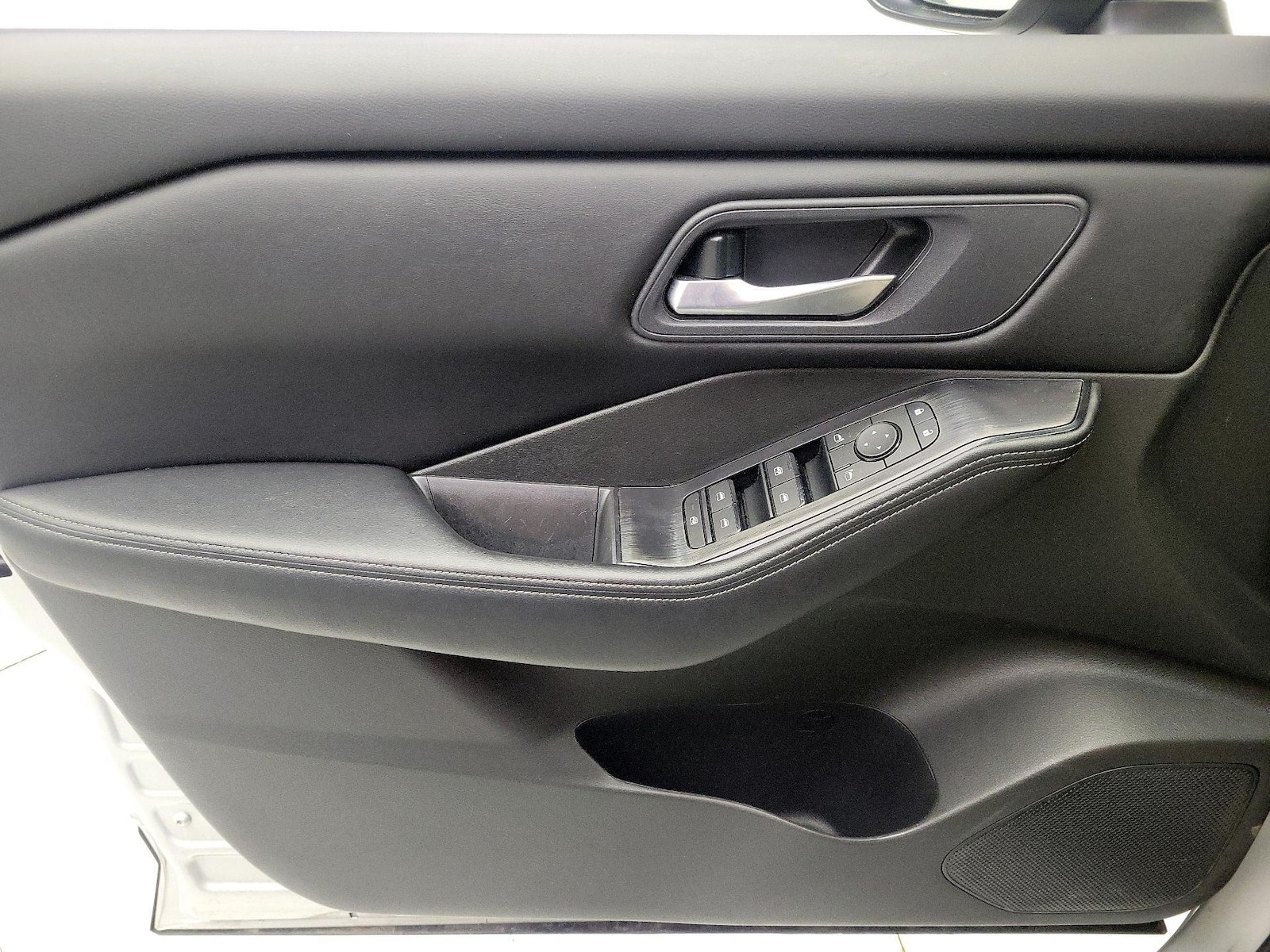 2025 Nissan Rogue SV - Photo 13