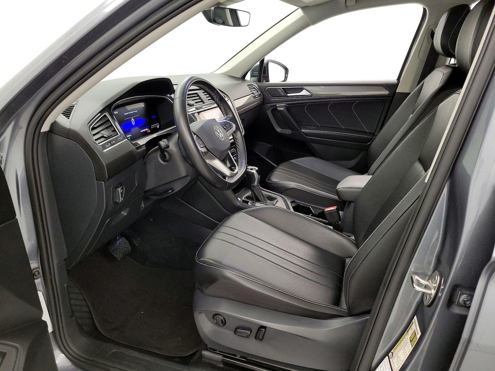 2024 Volkswagen Tiguan SE - Photo 12