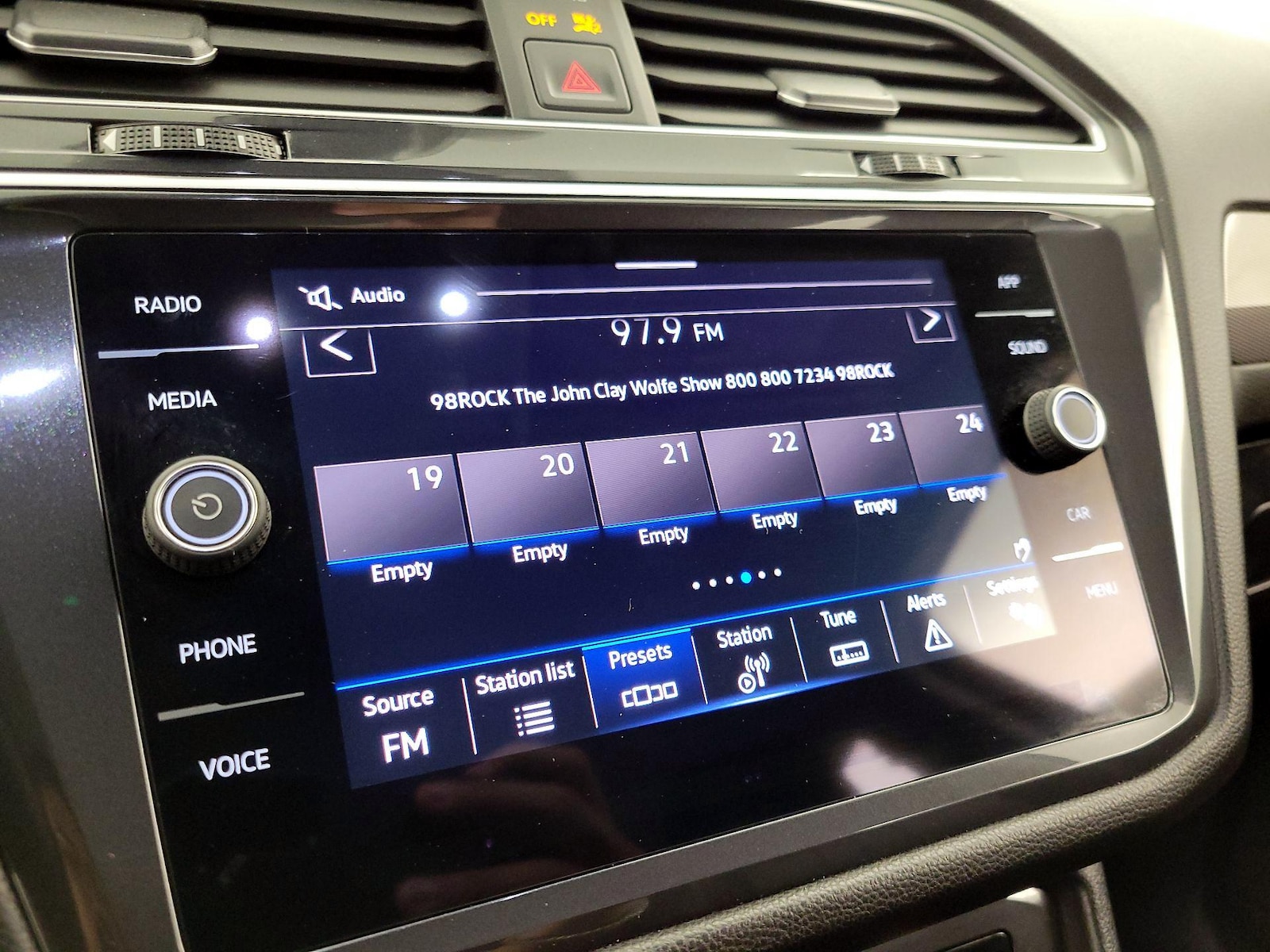 2024 Volkswagen Tiguan SE - Photo 16