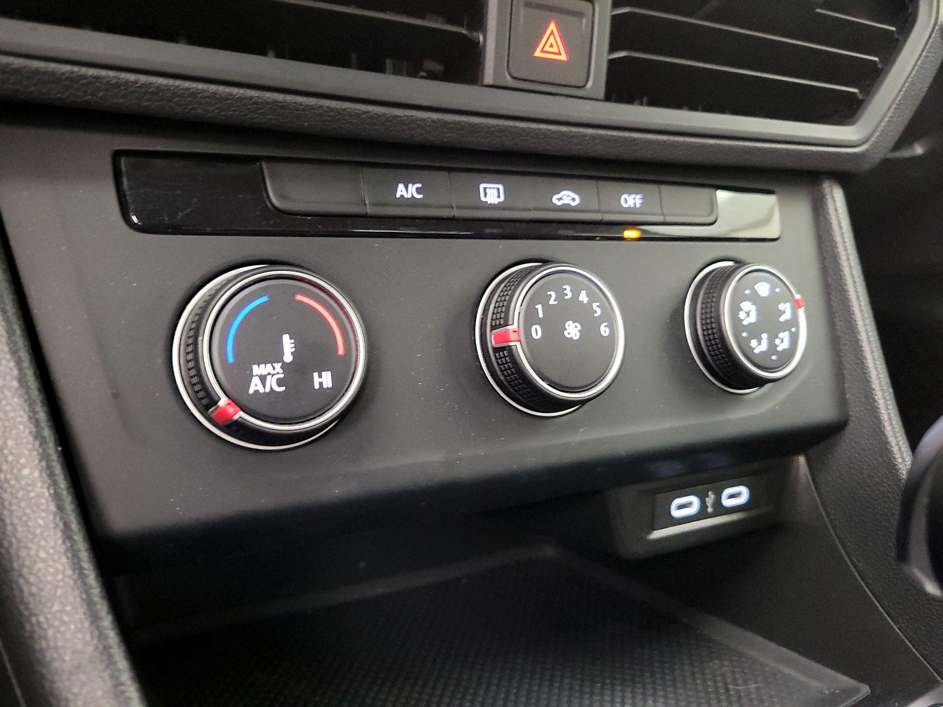 Thumbnail: 2024 Volkswagen Jetta - 16