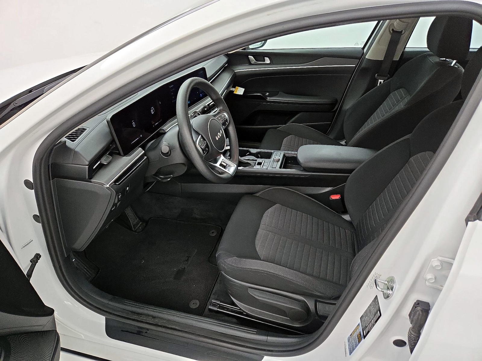 2025 Kia K5 LXS - Photo 12