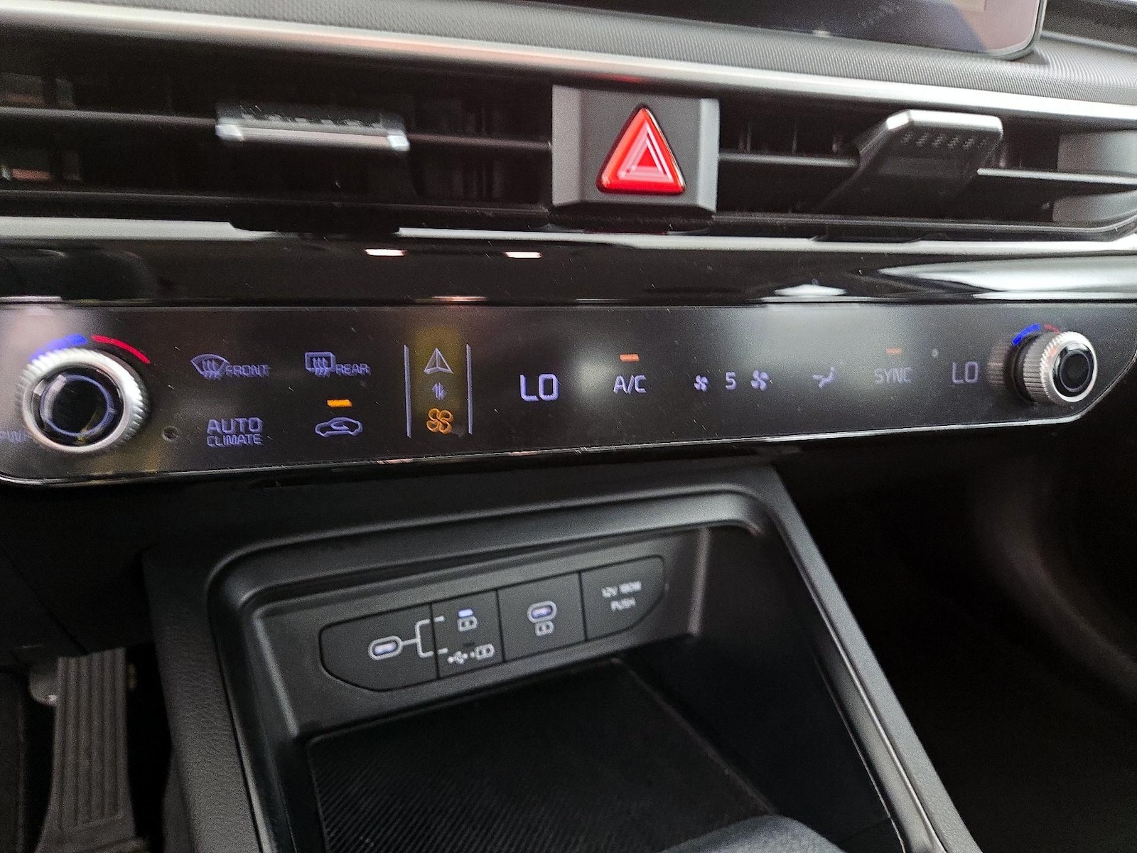 2025 Kia K5 LXS - Photo 17