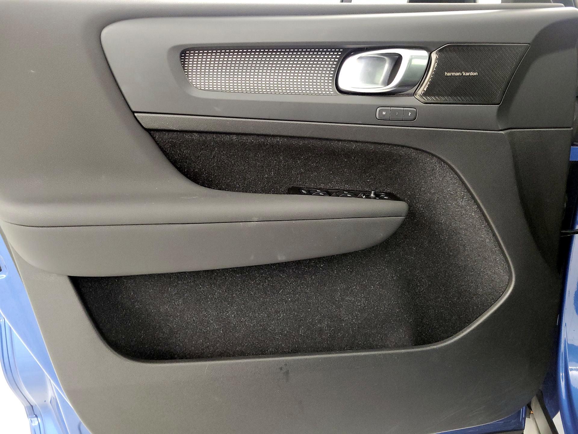 Thumbnail: 2021 Volvo XC40 - 12