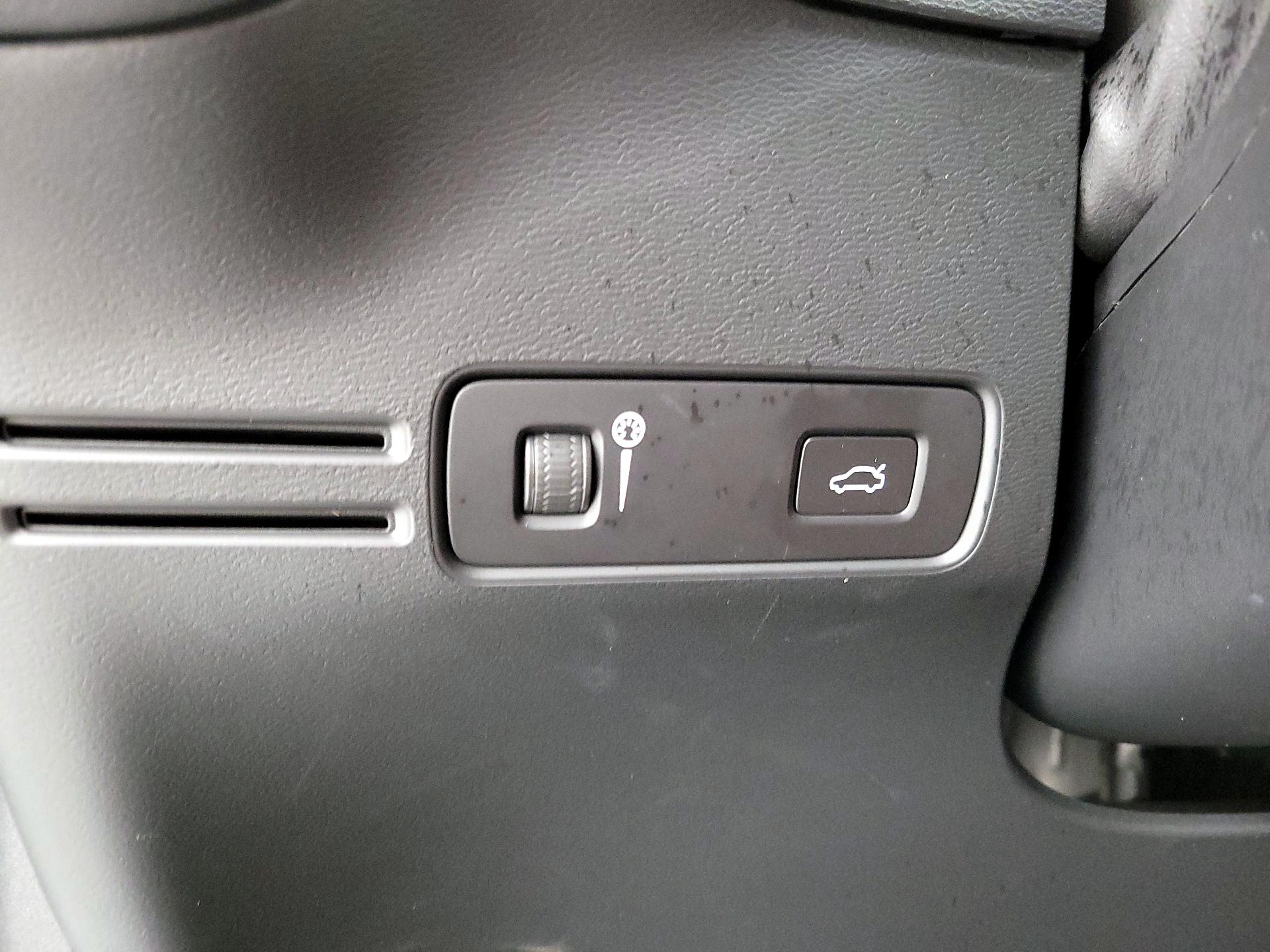 Thumbnail: 2021 Volvo XC40 - 13