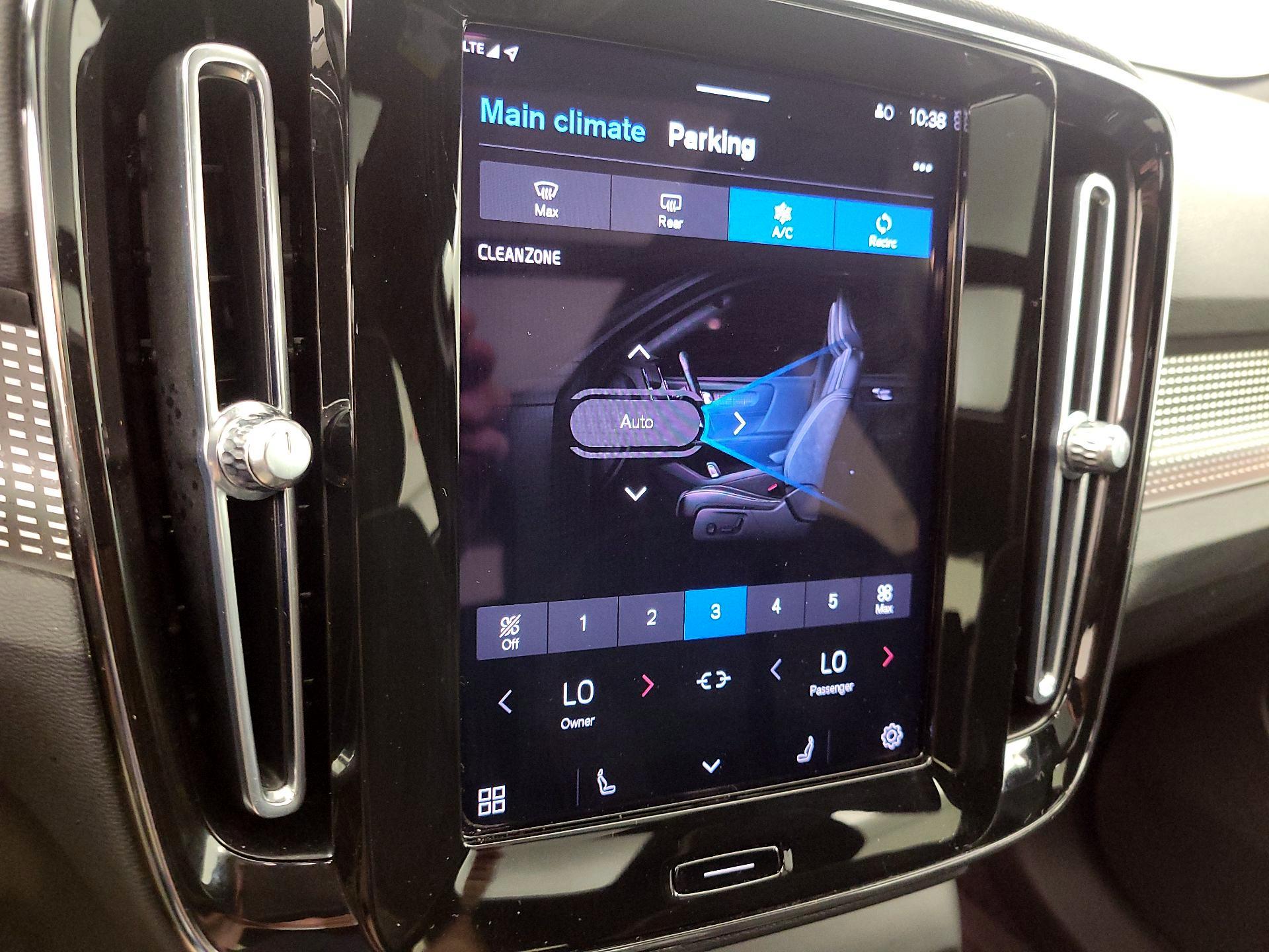 Thumbnail: 2021 Volvo XC40 - 17