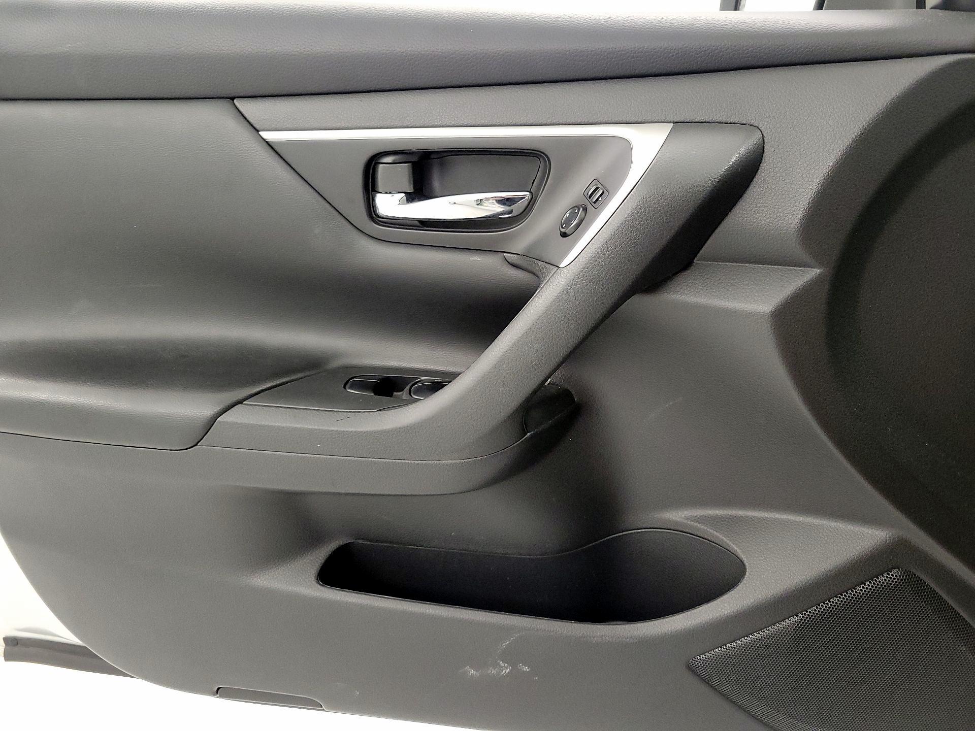 Thumbnail: 2016 Nissan Altima - 12