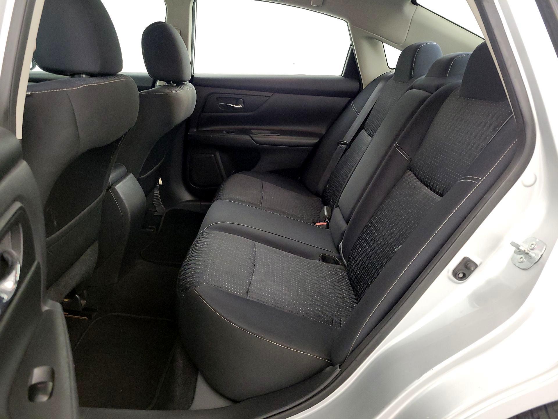 Thumbnail: 2016 Nissan Altima - 19