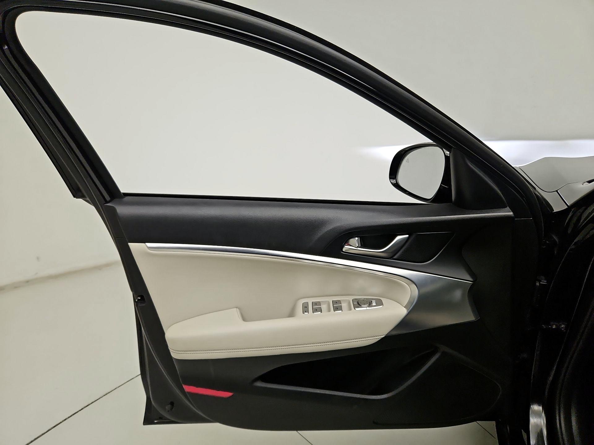 Thumbnail: 2025 Genesis G70 - 12