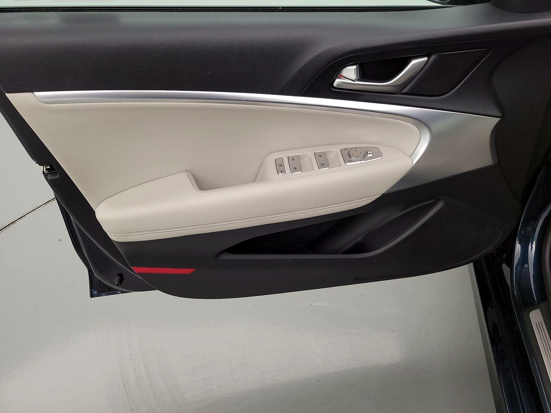 Thumbnail: 2025 Genesis G70 - 12