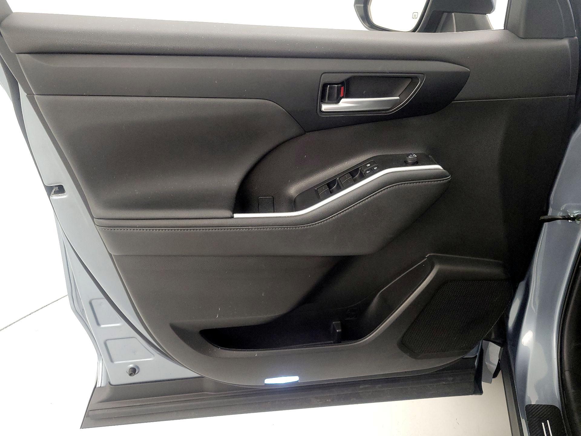 Thumbnail: 2023 Toyota Highlander - 12