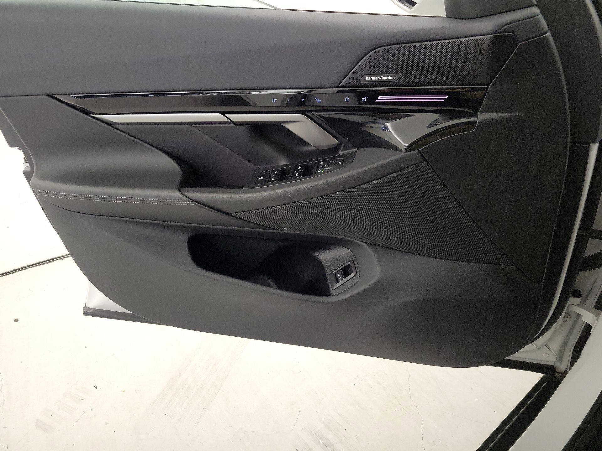 Thumbnail: 2025 BMW 5 Series - 12