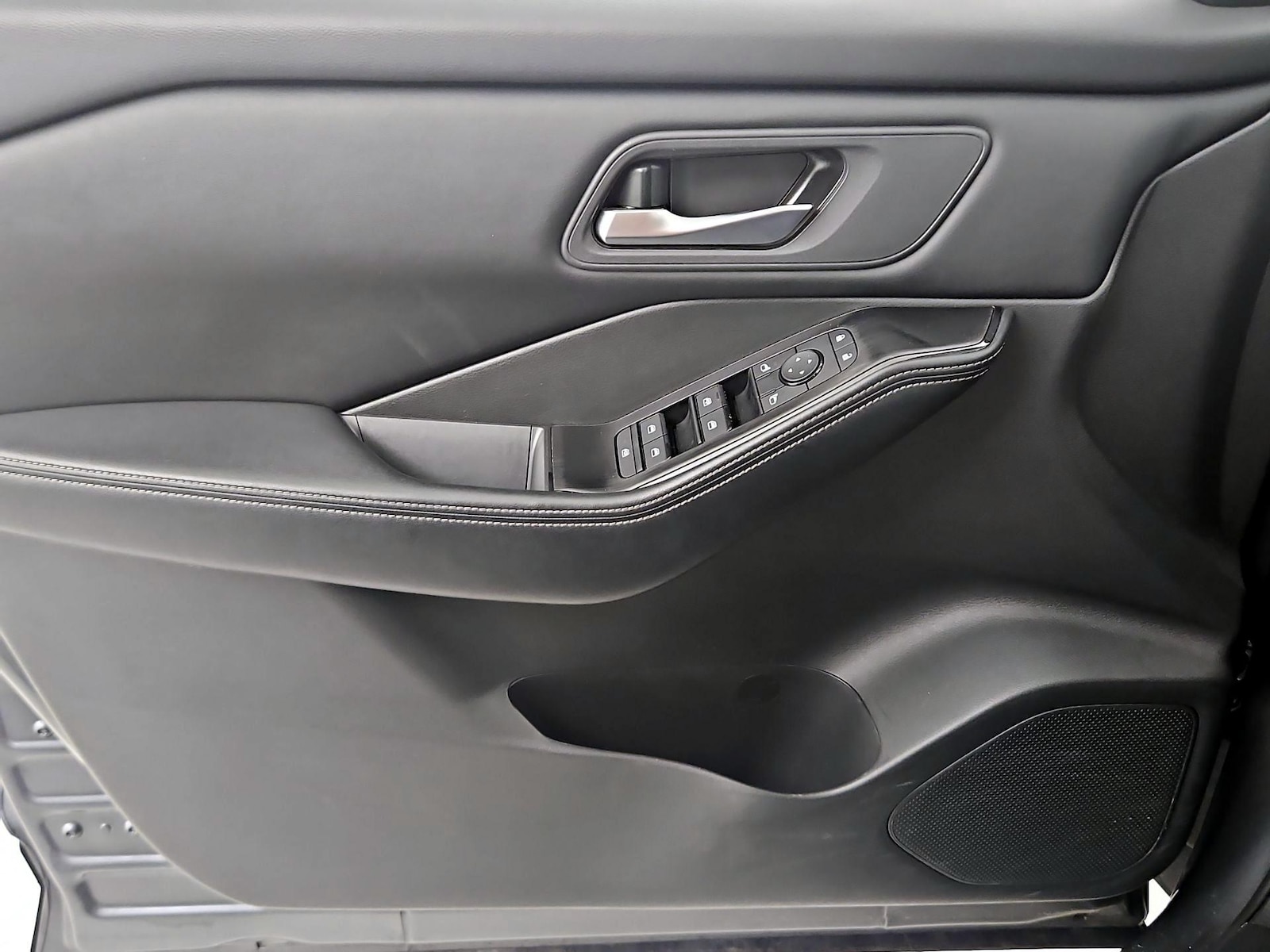 2025 Nissan Rogue SV - Photo 13