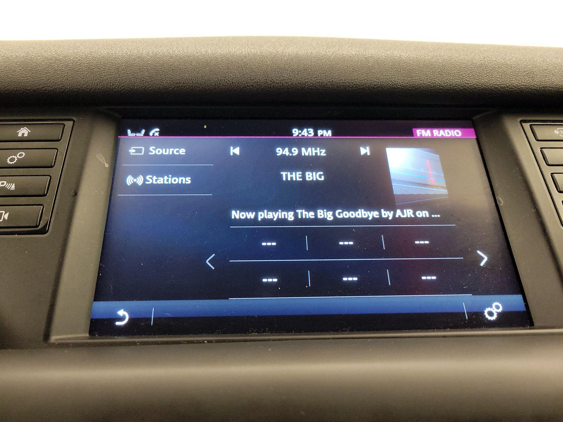 Thumbnail: 2018 Land Rover Discovery Sport - 16