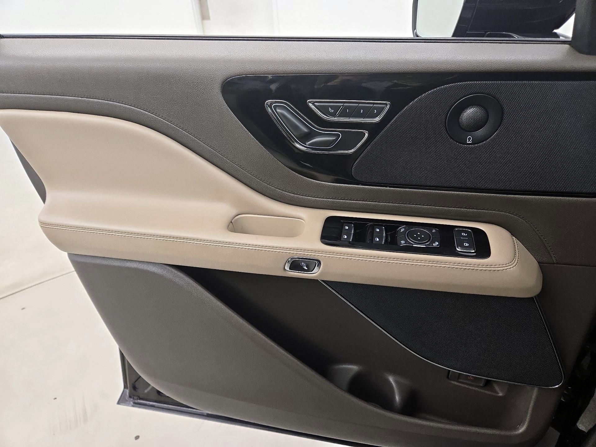 Thumbnail: 2022 Lincoln Aviator - 12