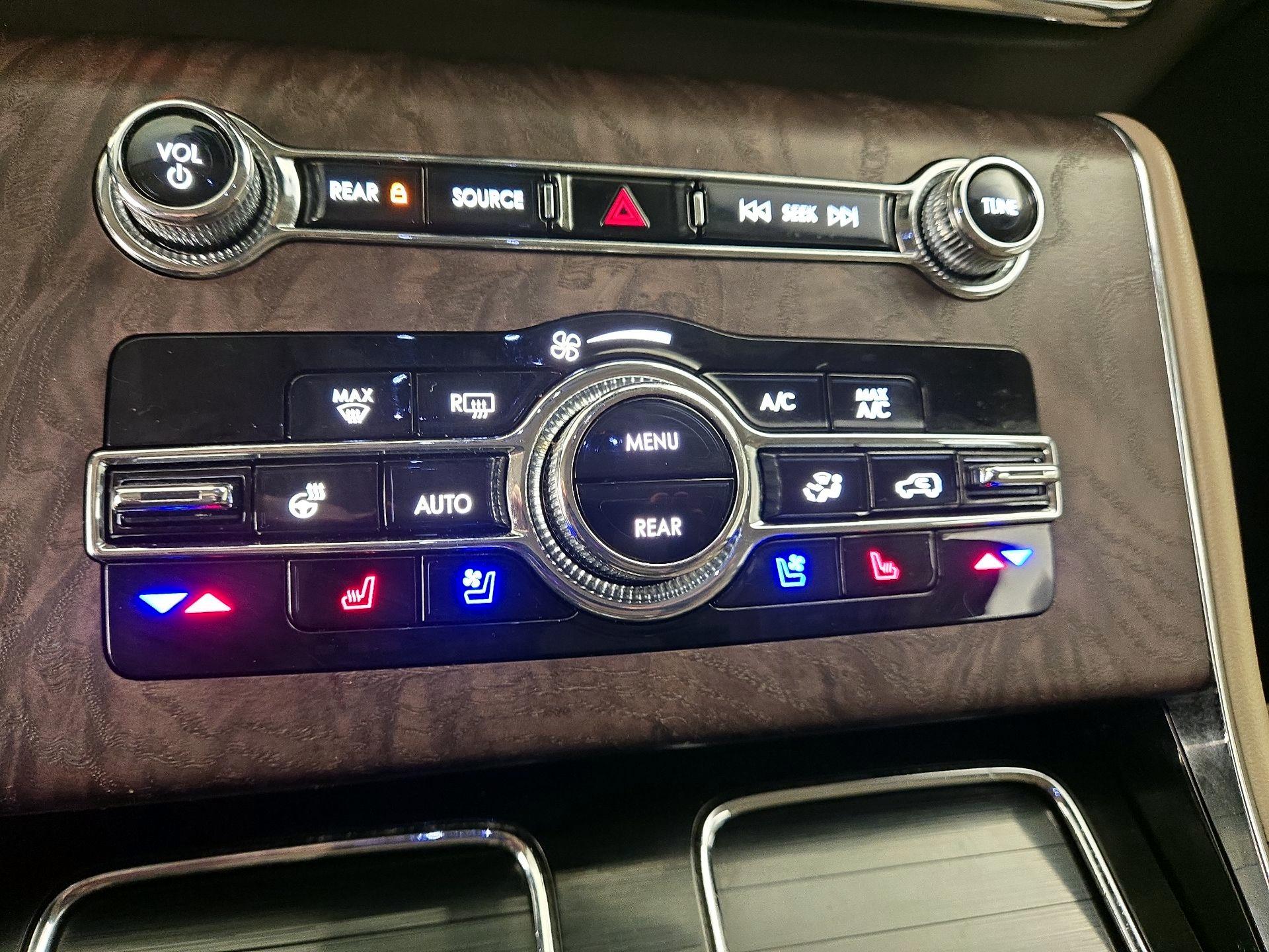 Thumbnail: 2022 Lincoln Aviator - 17