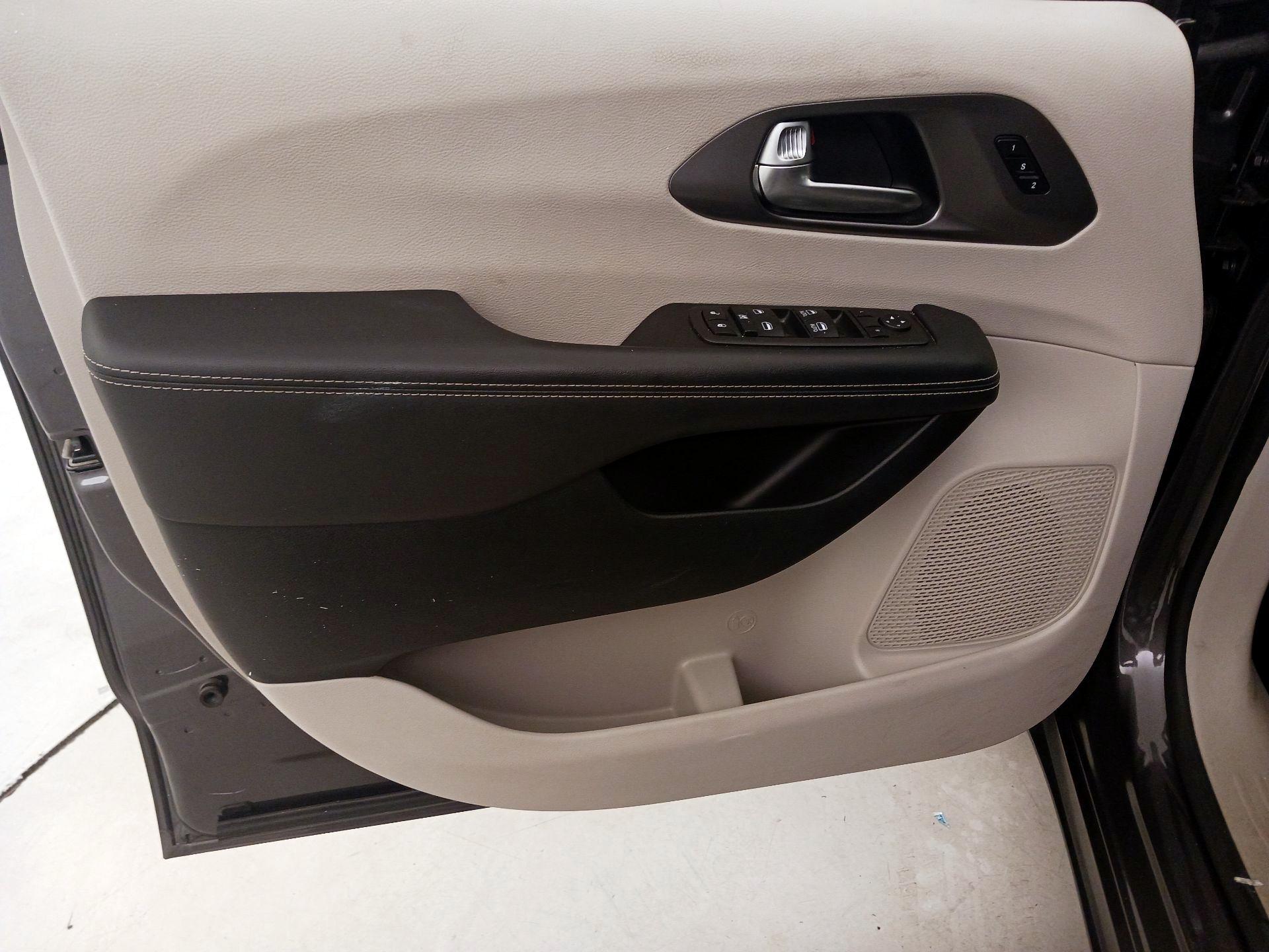 Thumbnail: 2023 Chrysler Pacifica - 12