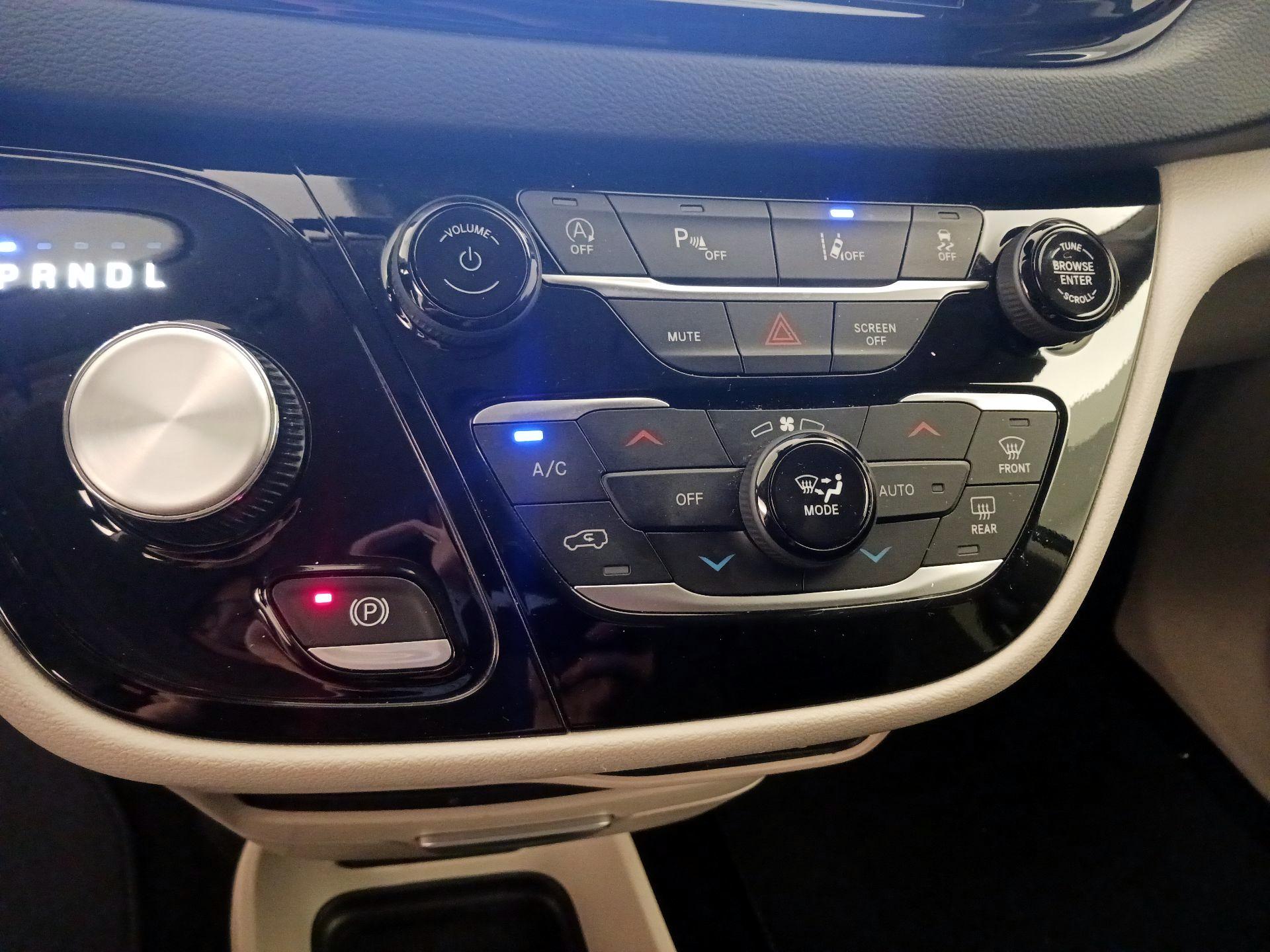 Thumbnail: 2023 Chrysler Pacifica - 16