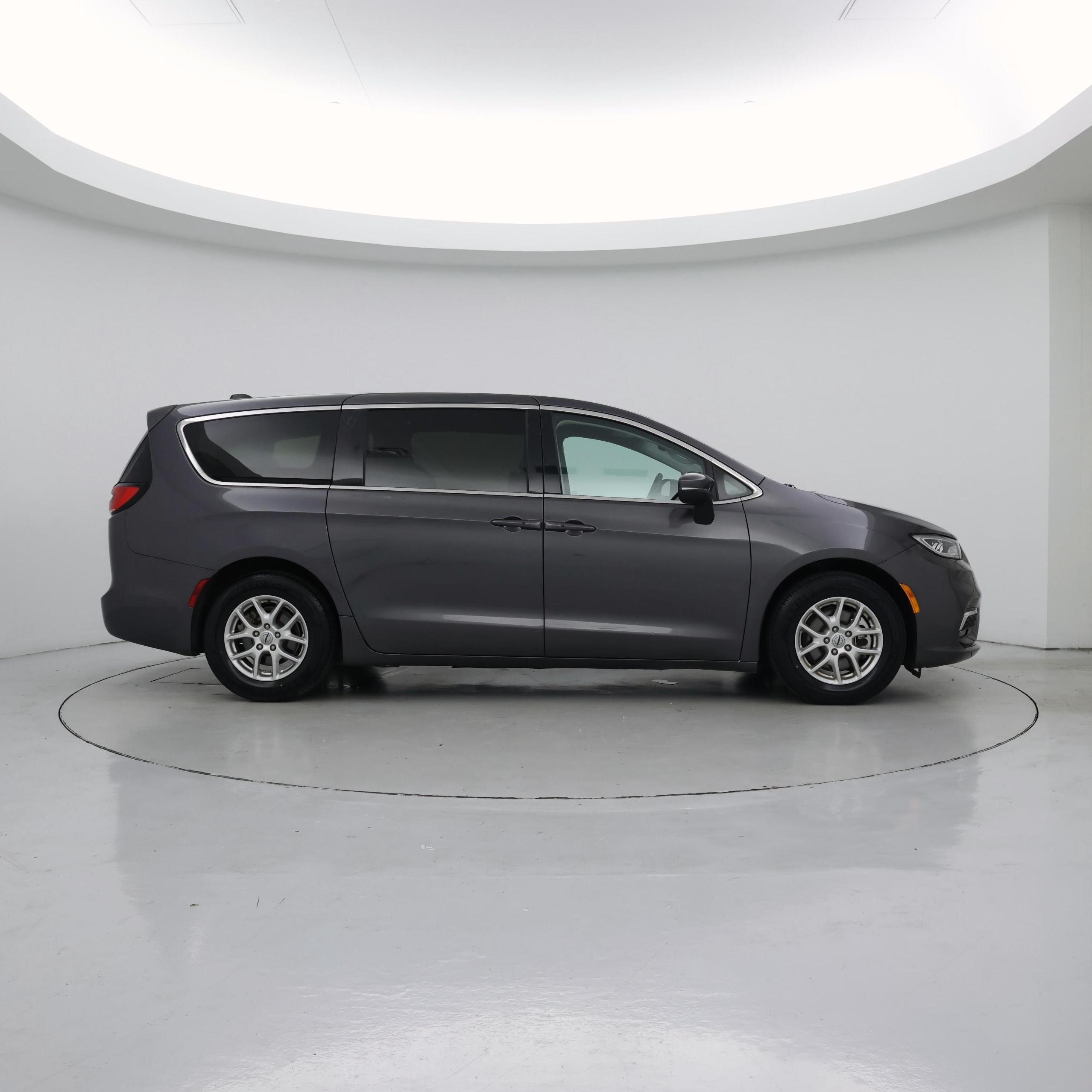 Thumbnail: 2023 Chrysler Pacifica - 7