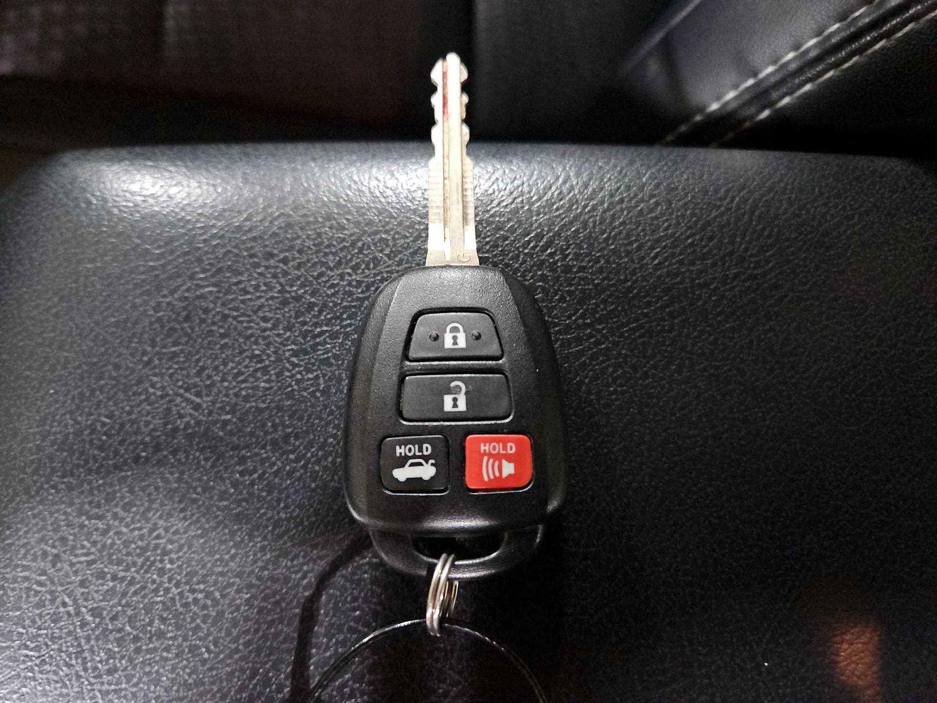 Thumbnail: 2014 Toyota Camry - 20