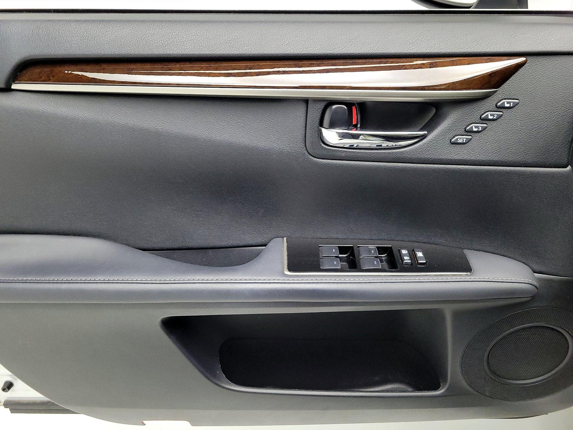 Thumbnail: 2017 Lexus ES - 12