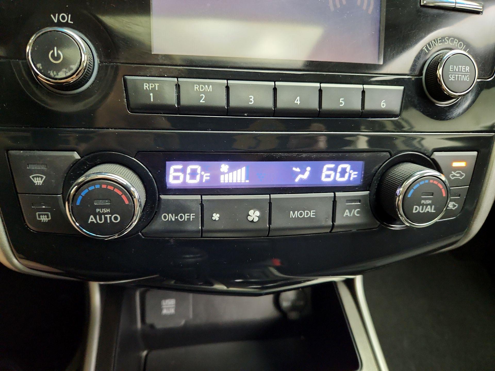 Thumbnail: 2015 Nissan Altima - 16