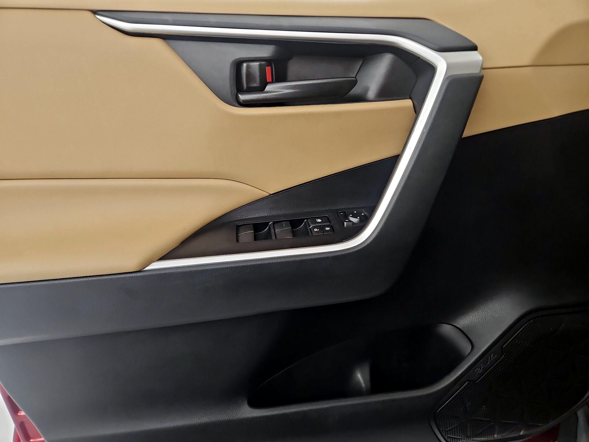 Thumbnail: 2020 Toyota RAV4 - 10