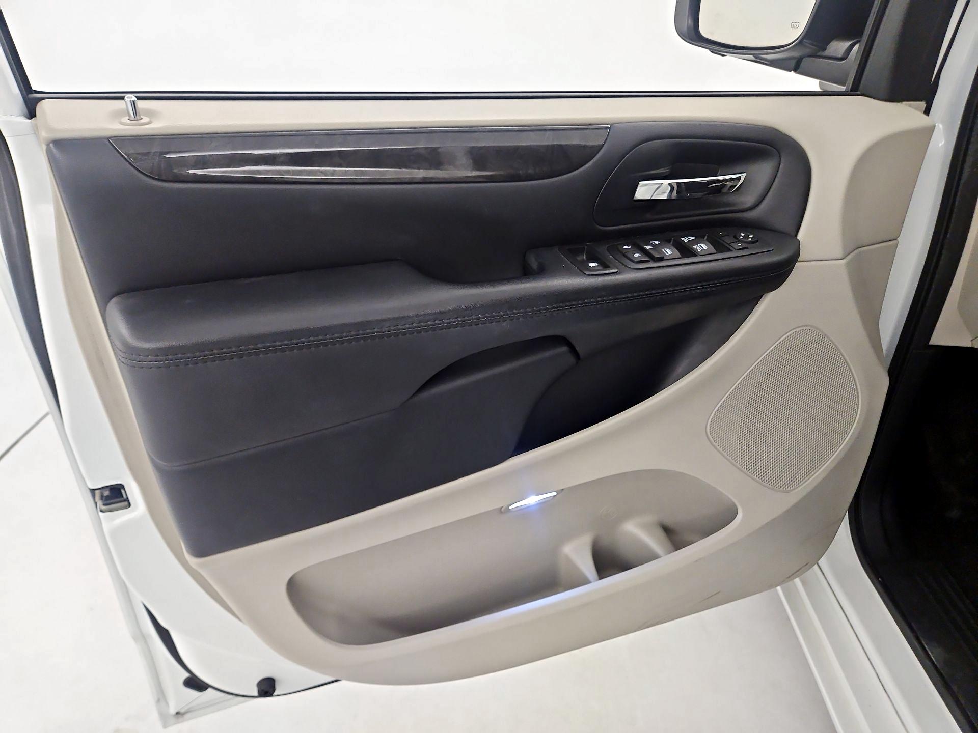 Thumbnail: 2016 Dodge Grand Caravan - 10