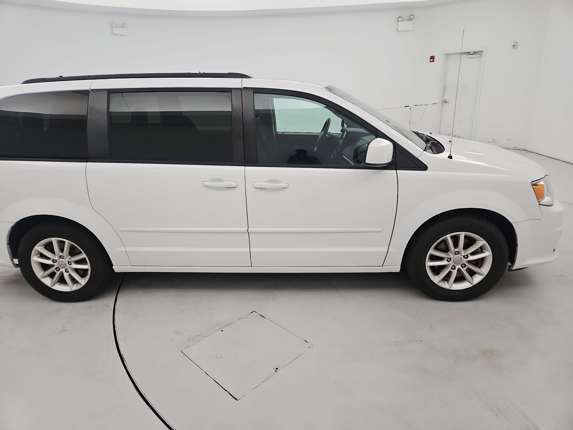Thumbnail: 2016 Dodge Grand Caravan - 4