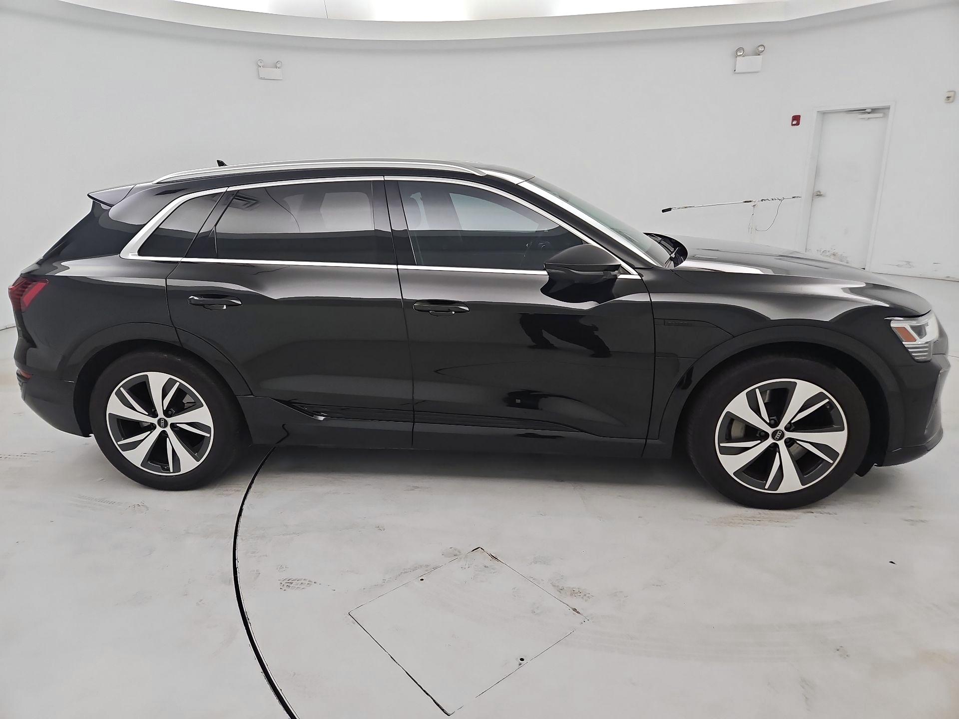 Thumbnail: 2024 Audi Q8 e-tron - 4