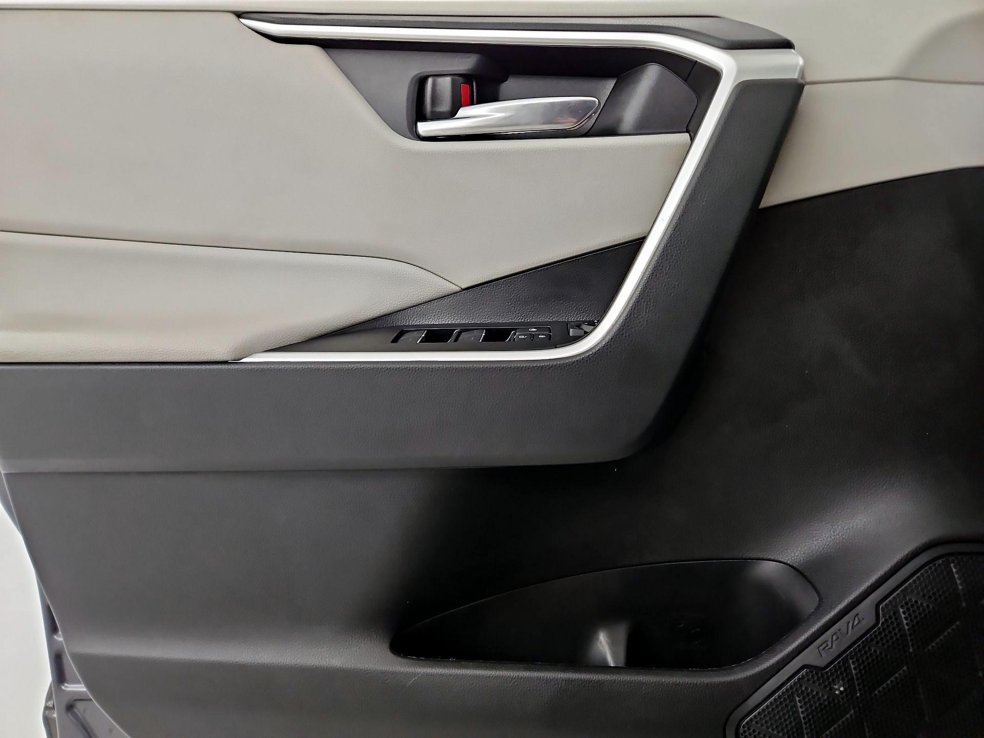 Thumbnail: 2022 Toyota RAV4 - 10